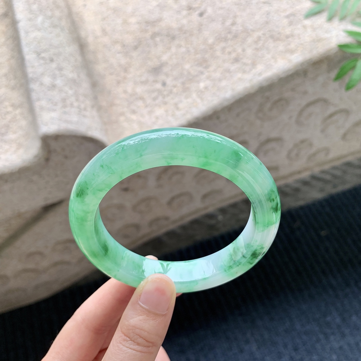 正圈57 58【圈口】58.8/12.6/10【编码】A3041130【描述】冰糯绿花，水润，种老，细腻，无纹裂