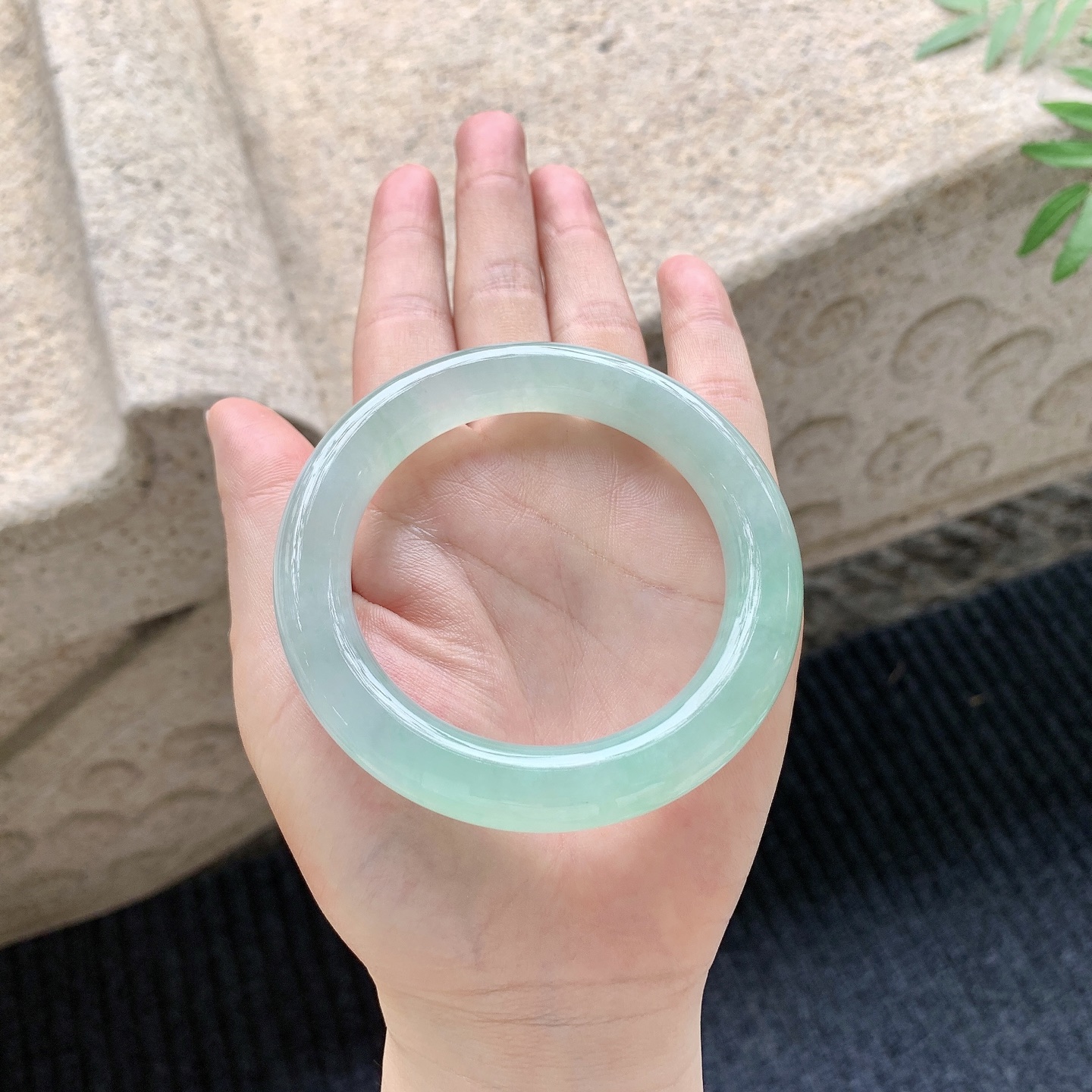 圆条54 55【圈口】55/11.2/11【编码】A2041120【描述】冰糯阳绿，水润，种老，细腻