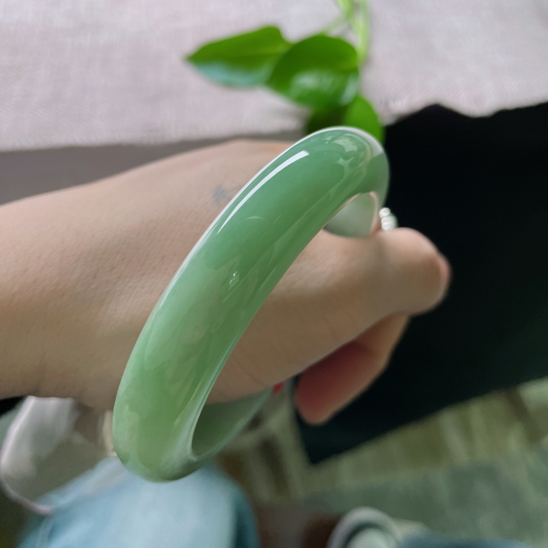 57.3/12.4/9，绿底正圈，料子细腻干净，颜色由浅入深过渡自然，皮纹。ss50092a