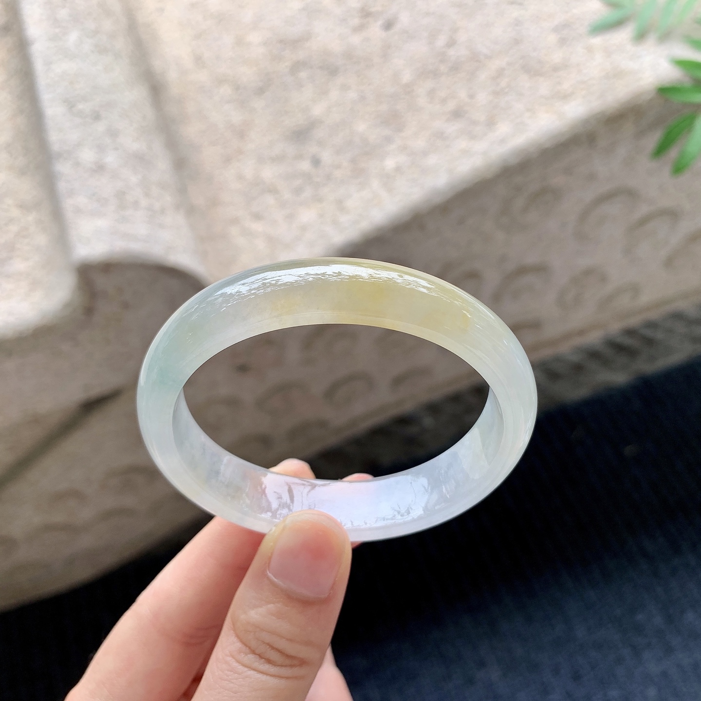 贵妃52 53 【圈口】53.3/46.8/12.5/6.3 【编码】HJ041109 【描述】糯冰飘黄翡，水润，种老，细腻，无纹裂