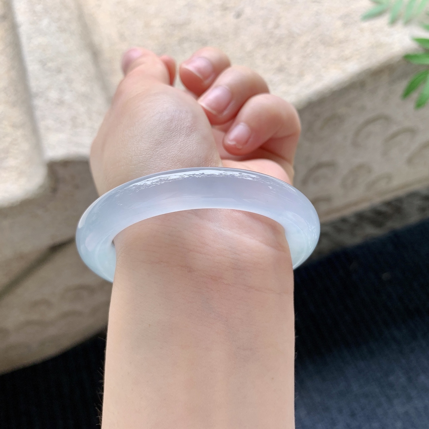 圆条49 50 【圈口】50/9.6/9.6 【编码】LH041143 【描述】冰种，清透，水润，种老，细腻，无纹裂