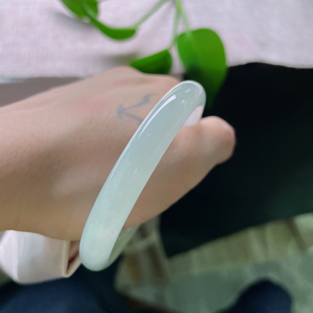 51.8/9.1冰晴圆条，种老，冰晴玉洁，侧光照射，镯身泛起莹莹光泽。无裂，ss55517a