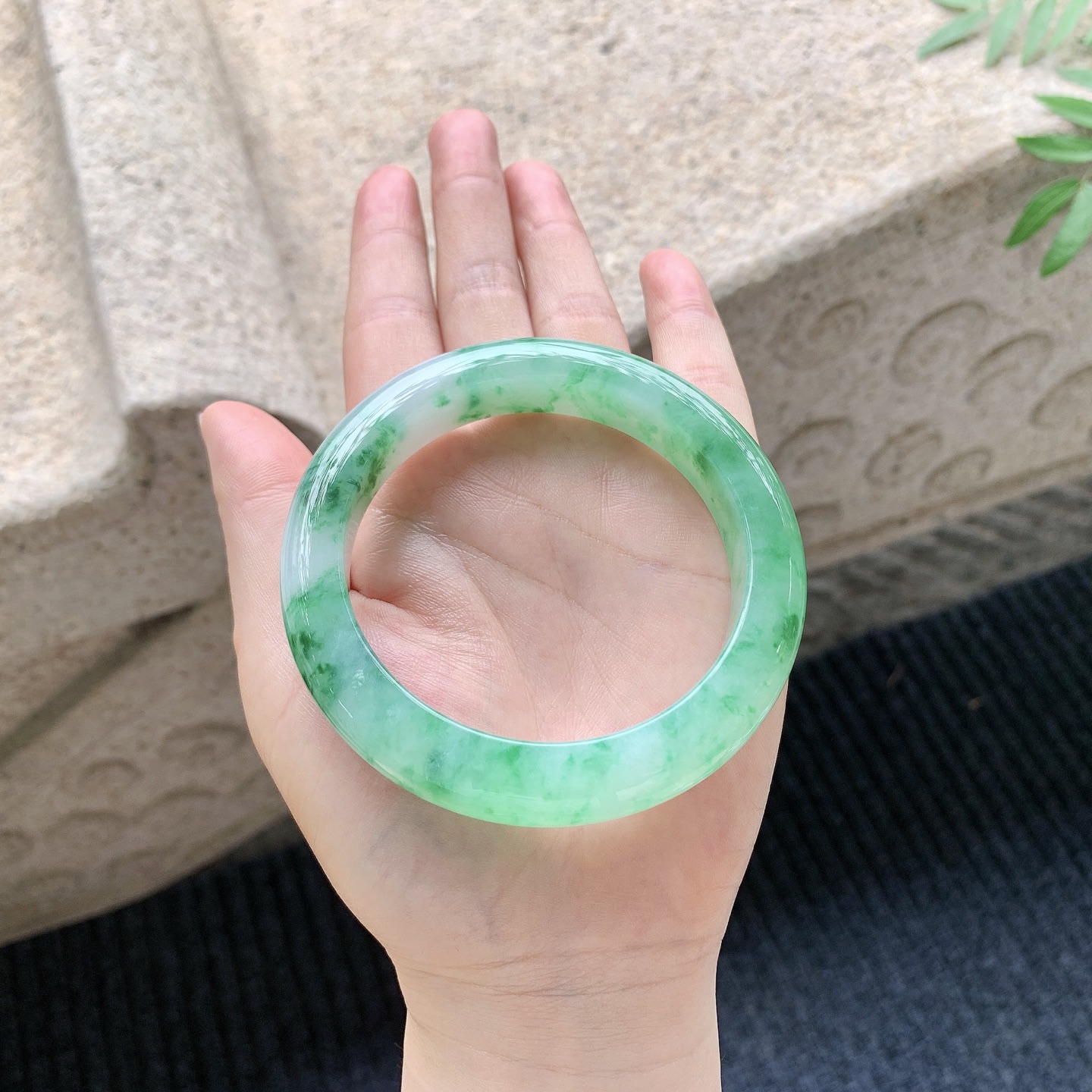 正圈57 58【圈口】58.8/12.6/10【编码】A3041130【描述】冰糯绿花，水润，种老，细腻，无纹裂