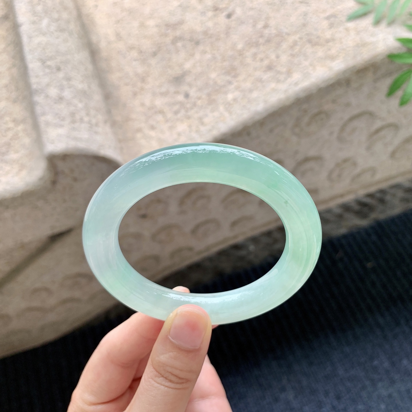 圆条54 55【圈口】55/11.2/11【编码】A2041120【描述】冰糯阳绿，水润，种老，细腻，无纹裂