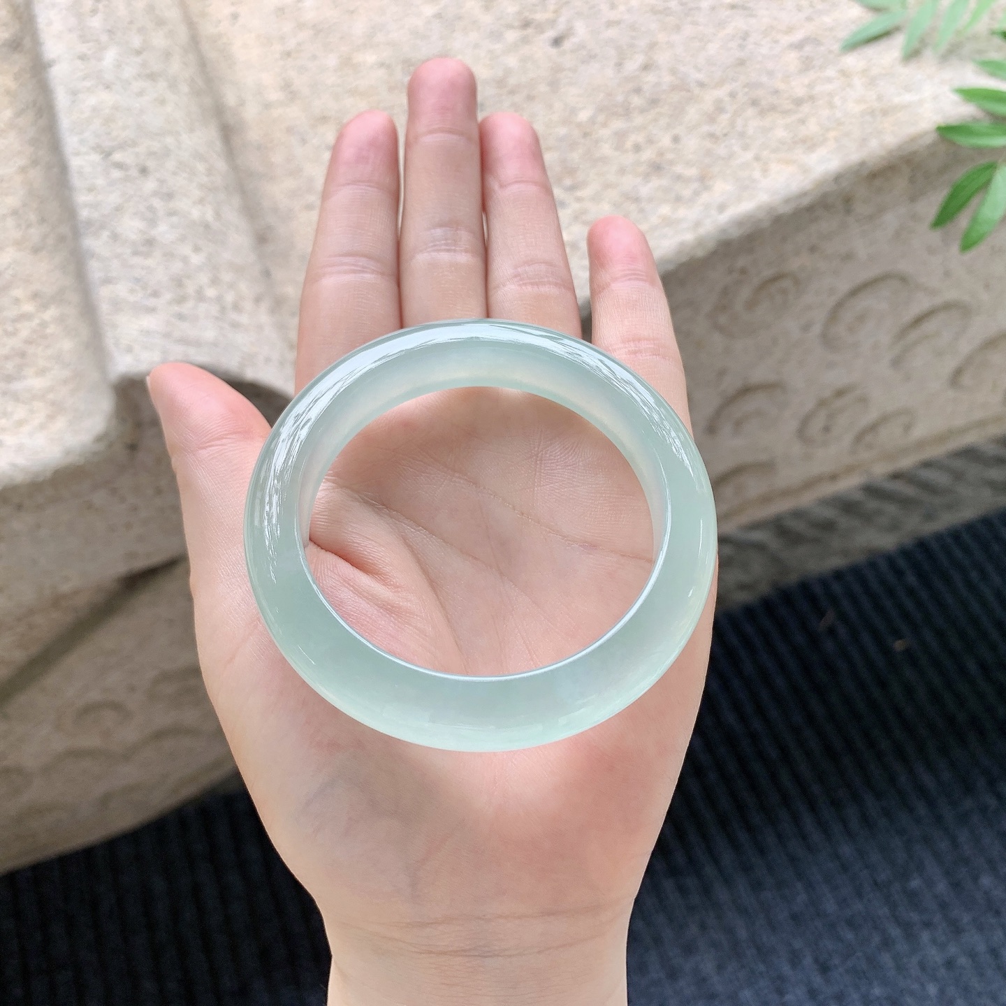 正圈52 53【圈口】53.7/12.2/9【编码】QX041112【描述】冰绿，清透，水润，种老，细腻，无纹裂