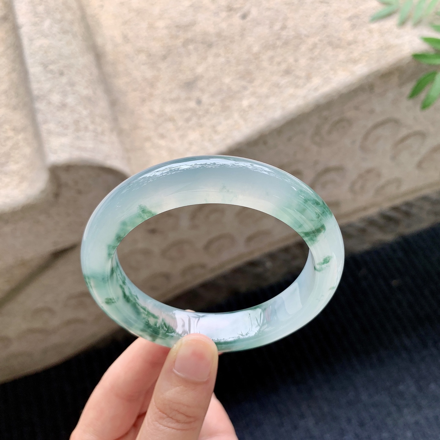 正圈59 60 【圈口】60/13.4/9.7 【编码】BK041138 【描述】冰飘花，清透，水润，种老，细腻，无纹裂