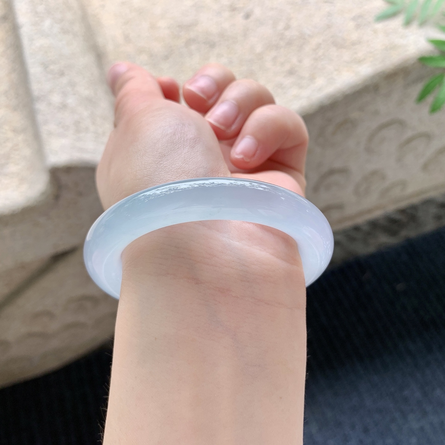 圆条49 50 【圈口】50/9.6/9.6 【编码】LH041143 【描述】冰种，清透，水润，种老，细腻，无纹裂