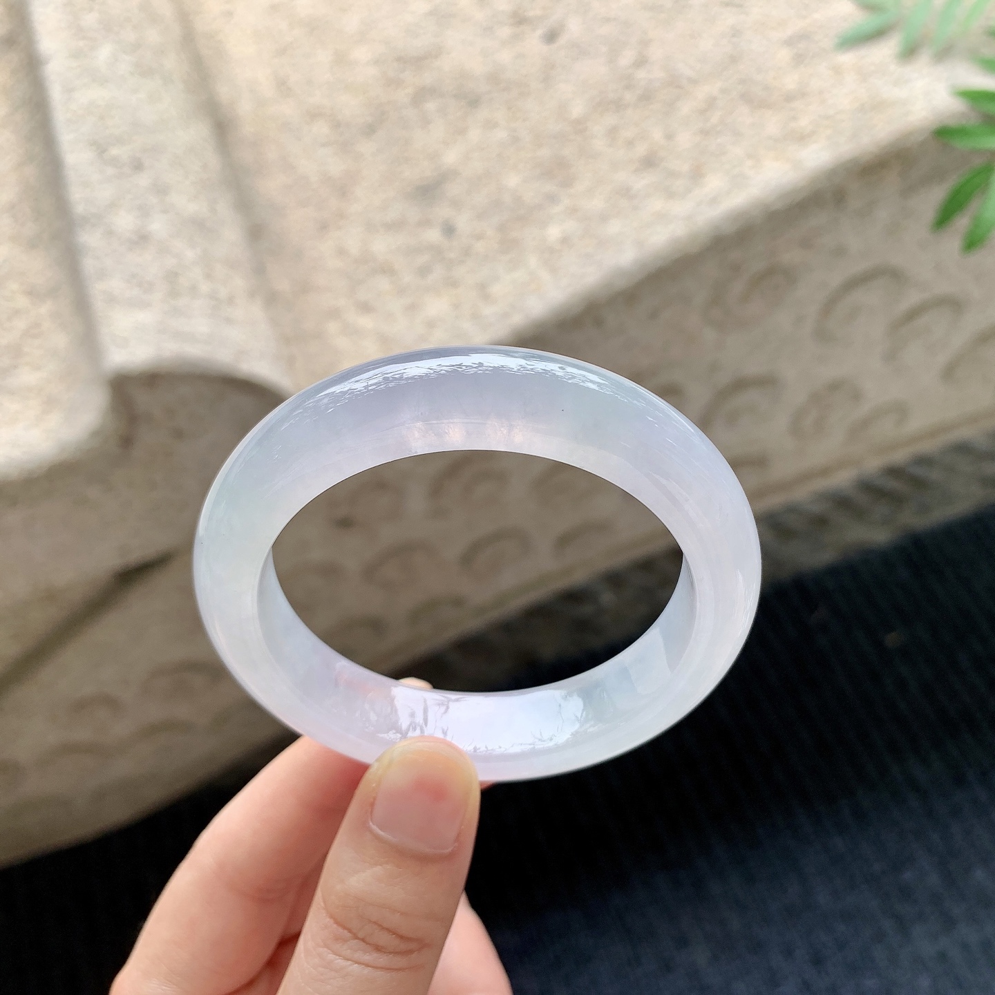 正圈51 52 【圈口】52.6/12.1/8.6 【编码】A2041121 【描述】糯冰粉紫，水润，种老，细腻，有纹线