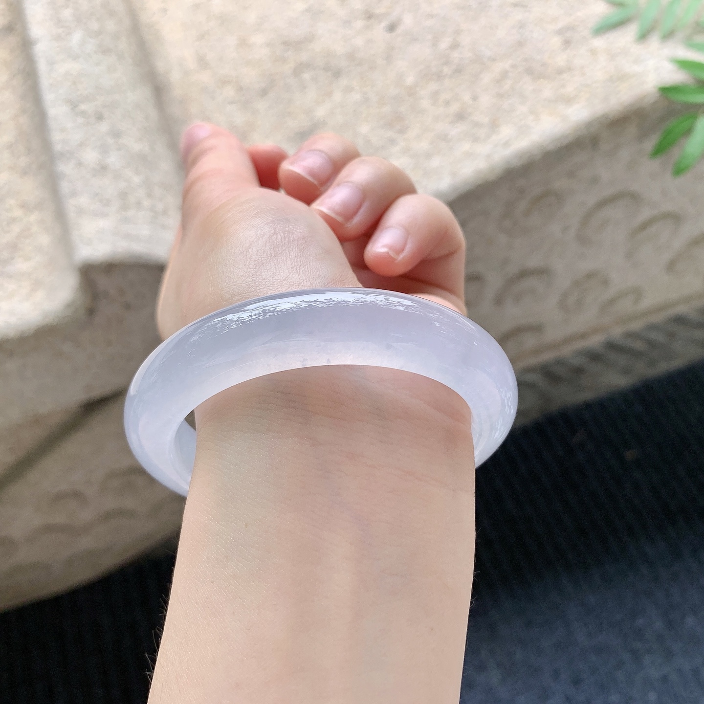 正圈55 56【圈口】56.6/12.3/9.5【编码】LH041144【描述】冰种粉紫底，清透，水润，种老，细腻，无纹裂