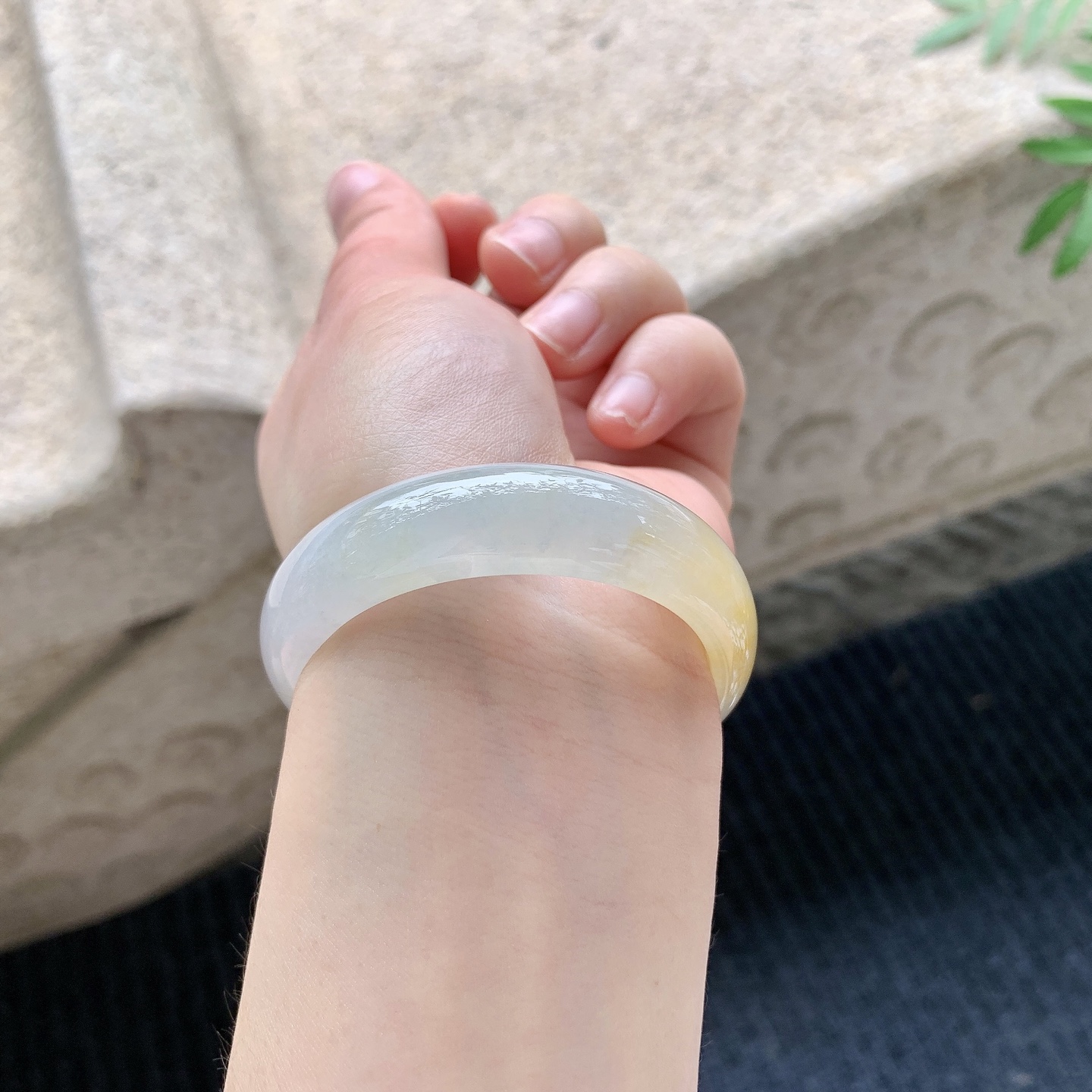 贵妃52 53 【圈口】53.3/46.8/12.5/6.3 【编码】HJ041109 【描述】糯冰飘黄翡，水润，种老，细腻，无纹裂