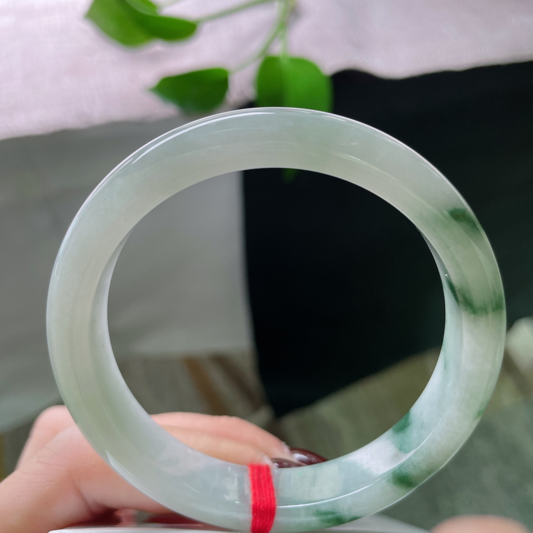 58/11.7/7.5，飘花正圈，水润细腻，那花，飘得疏淡——或几点，或一絮，洇在冰底，软软地化开。，ss49382a