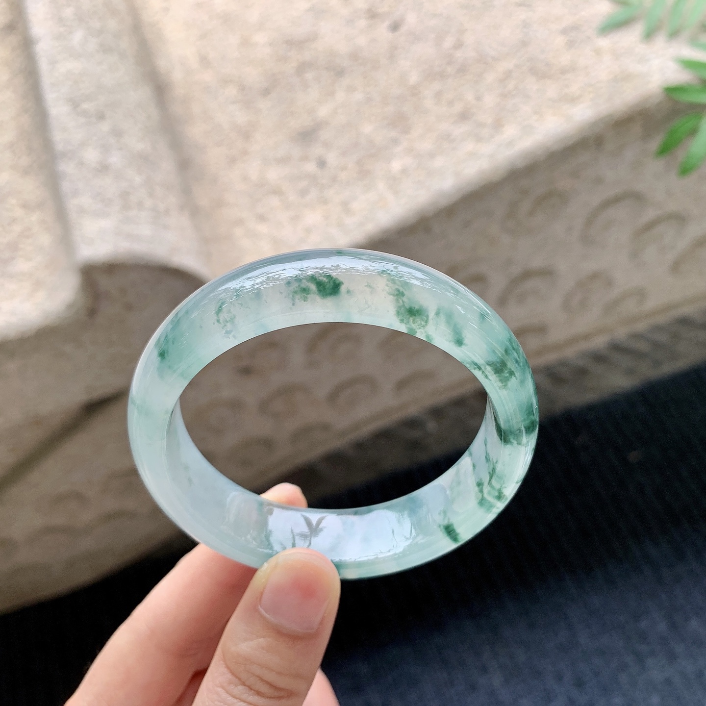 正圈54 55 【圈口】55.7/15.3/7.7 【编码】GH041145 【描述】冰种飘花，清透，水润，种老，细腻，无纹裂