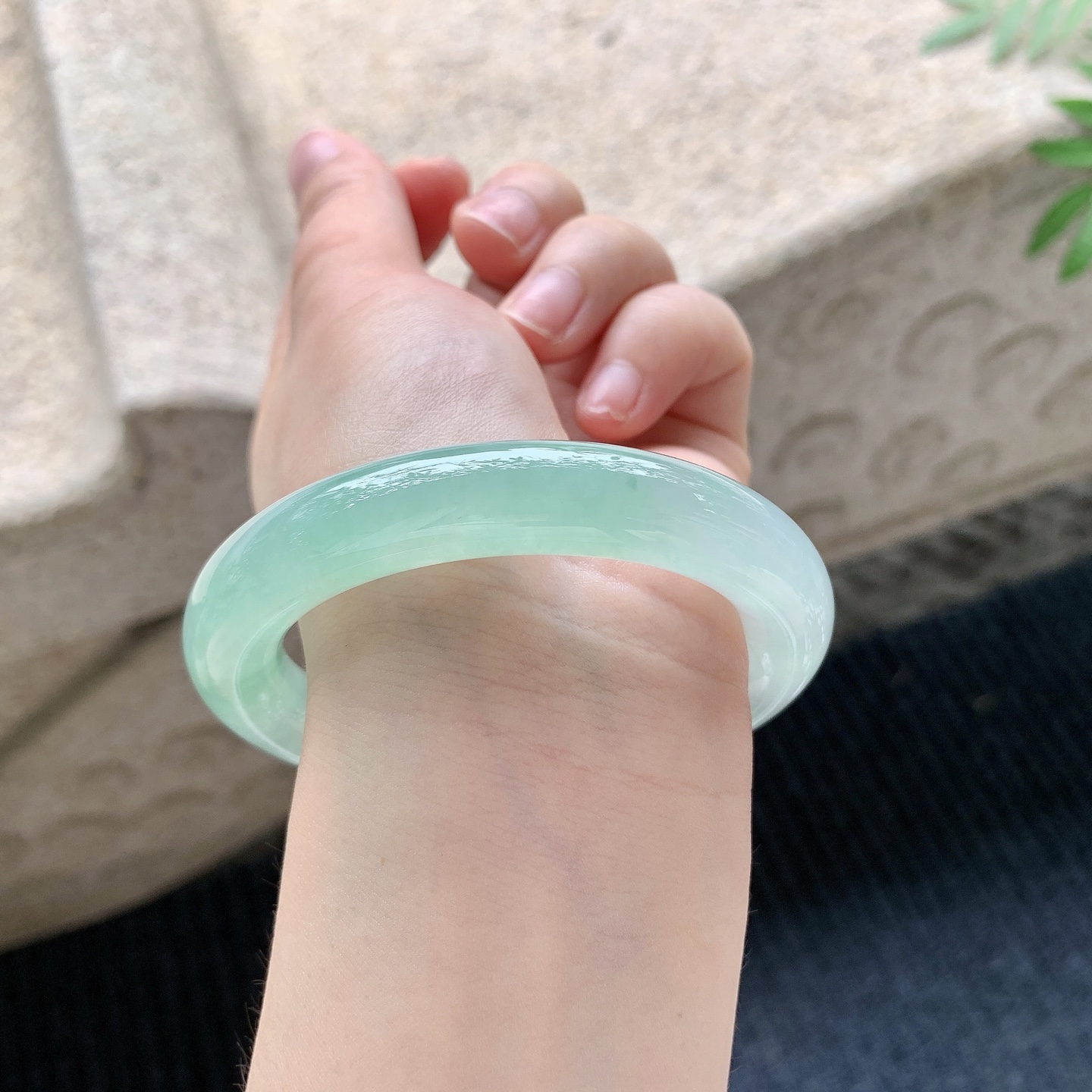 圆条54 55【圈口】55/11.2/11【编码】A2041120【描述】冰糯阳绿，水润，种老，细腻，无纹裂