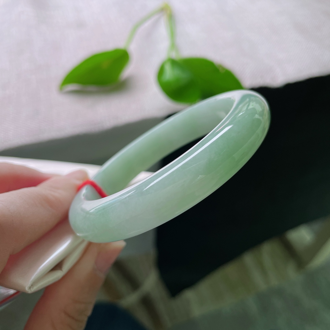 55/11.8/8.5，浅绿底正圈，颜色淡雅，清丽脱俗，细润，一点皮纹，ss50224a