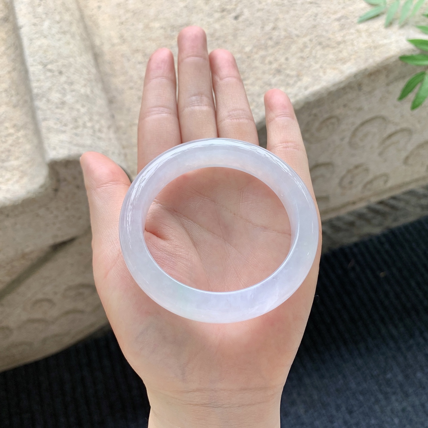 正圈51 52 【圈口】52.6/12.1/8.6 【编码】A2041121 【描述】糯冰粉紫，水润，种老，细腻，有纹线