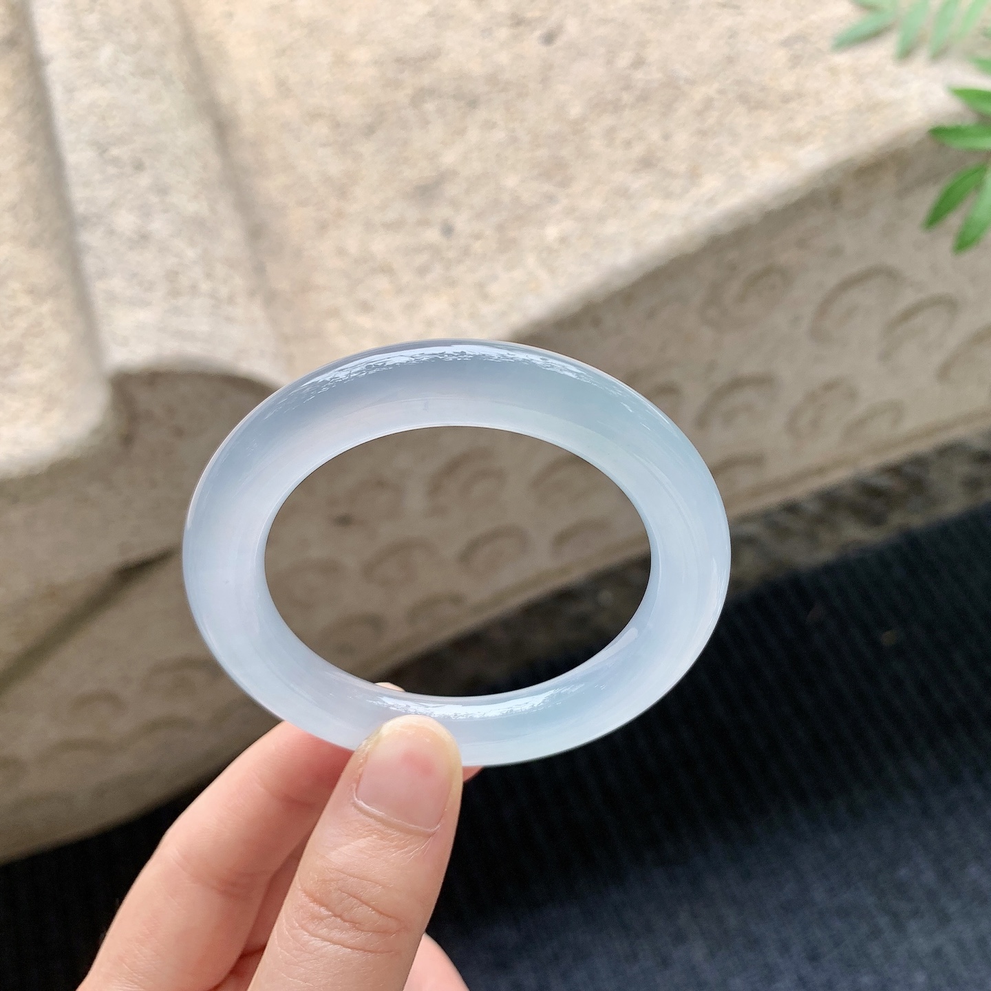 圆条49 50 【圈口】50/9.6/9.6 【编码】LH041143 【描述】冰种，清透，水润，种老，细腻，无纹裂