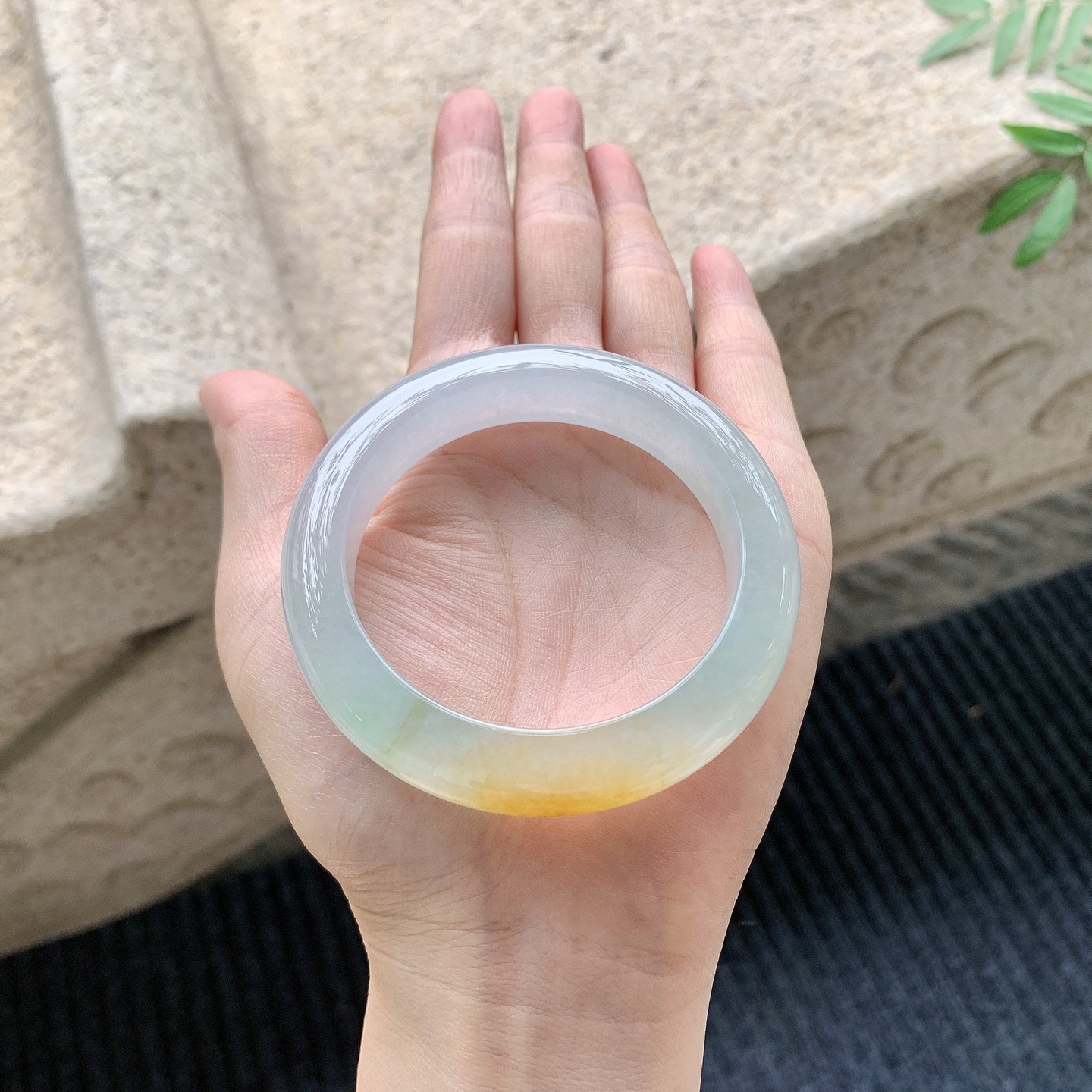 正圈51 52 【圈口】52.5/12/9.2 【编码】QX041113 【描述】冰飘黄翡，清透，水润，种老，细腻，无纹裂