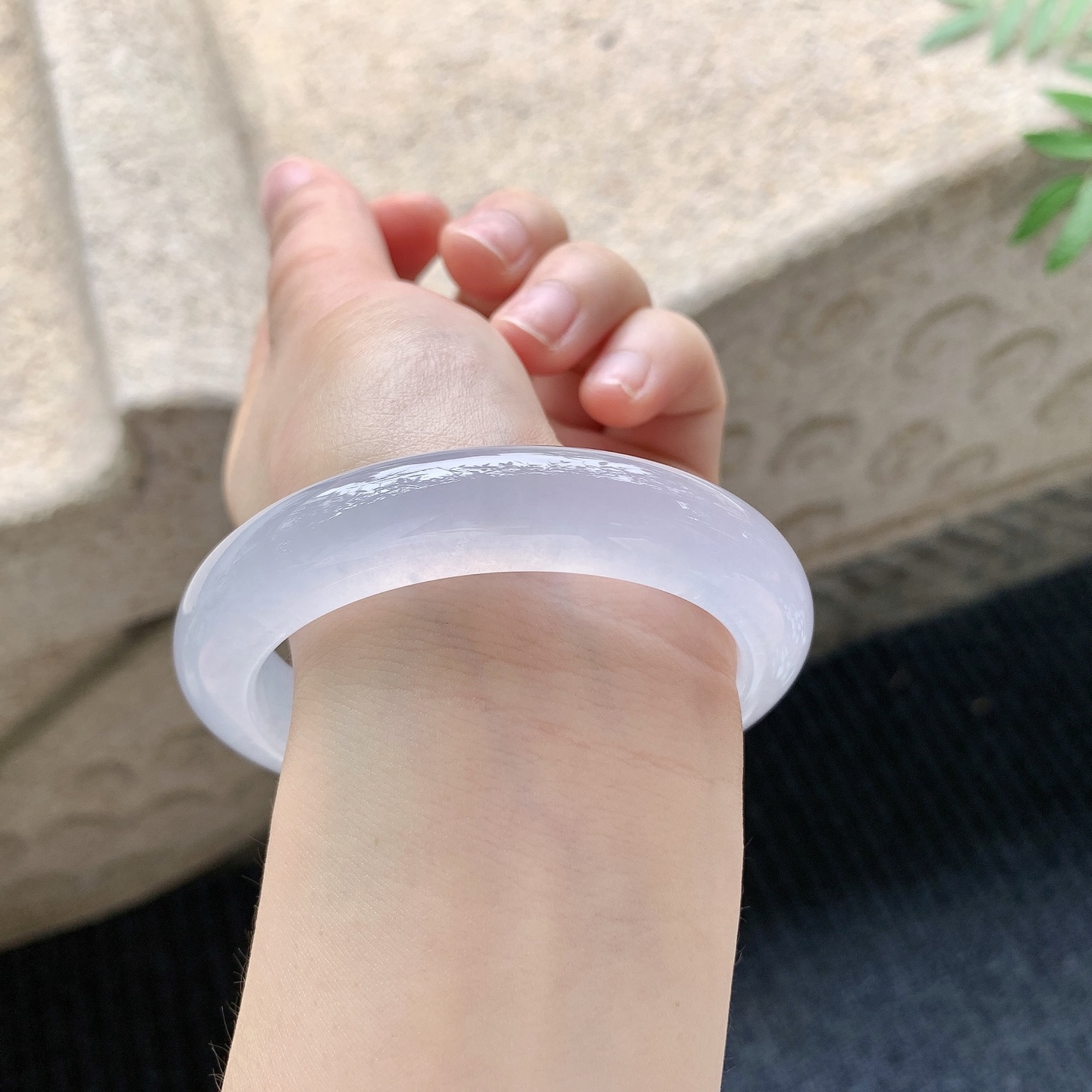 正圈55 56【圈口】56.6/12.3/9.5【编码】LH041144【描述】冰种粉紫底，清透，水润，种老，细腻，无纹裂