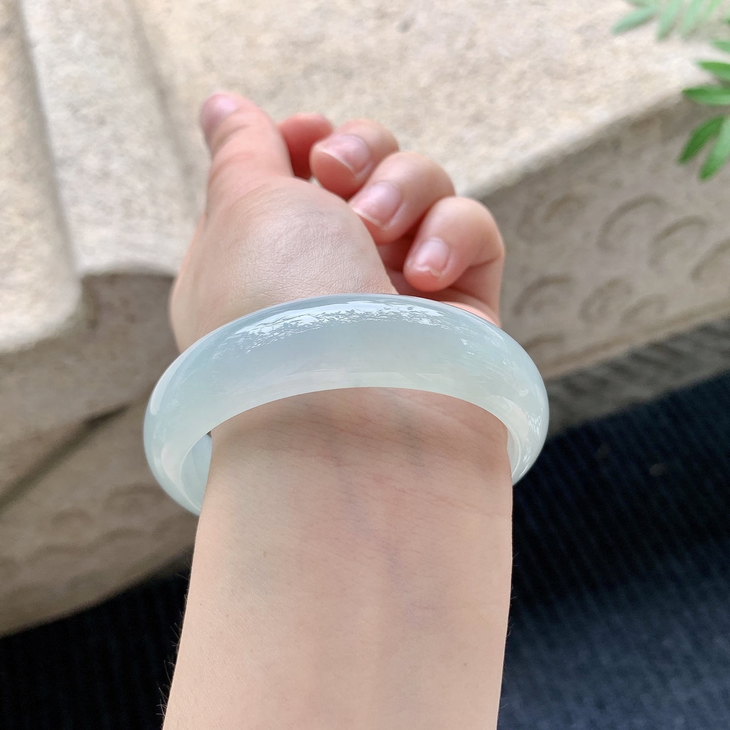 正圈55 56 【圈口】56/15.3/7 【编码】QX041111 【描述】糯冰晴绿，宽版，水润，种老，细腻，无纹裂