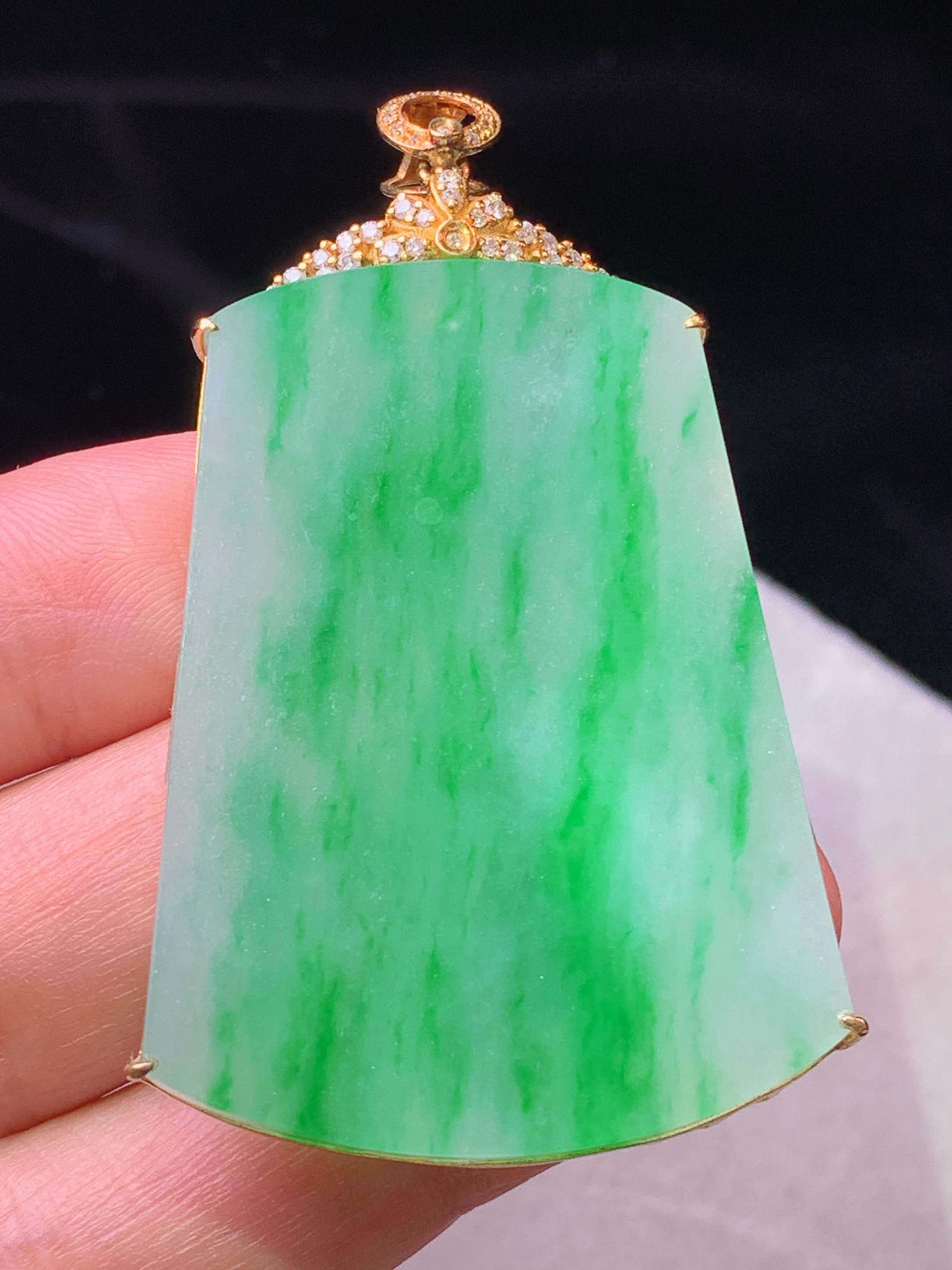 18k金钻镶嵌翠绿无事牌吊坠 玉质细腻 色泽艳丽清新 水润亮眼 整体尺寸54.6*31.6*5.5j3