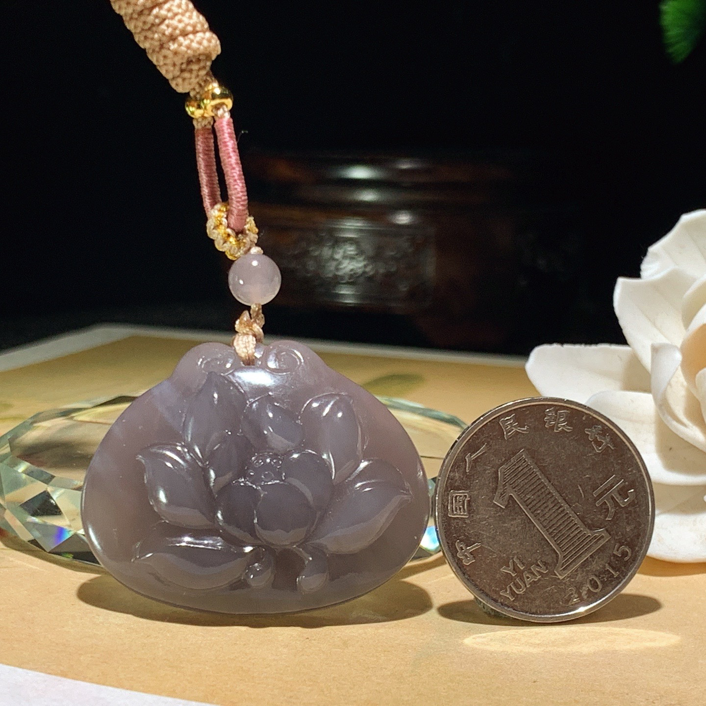 和田玉青海料烟紫花开富贵挂件。尺寸32/39:10重21.5克。玉质细腻油润。手推出油。佩戴高端典雅。lt260410