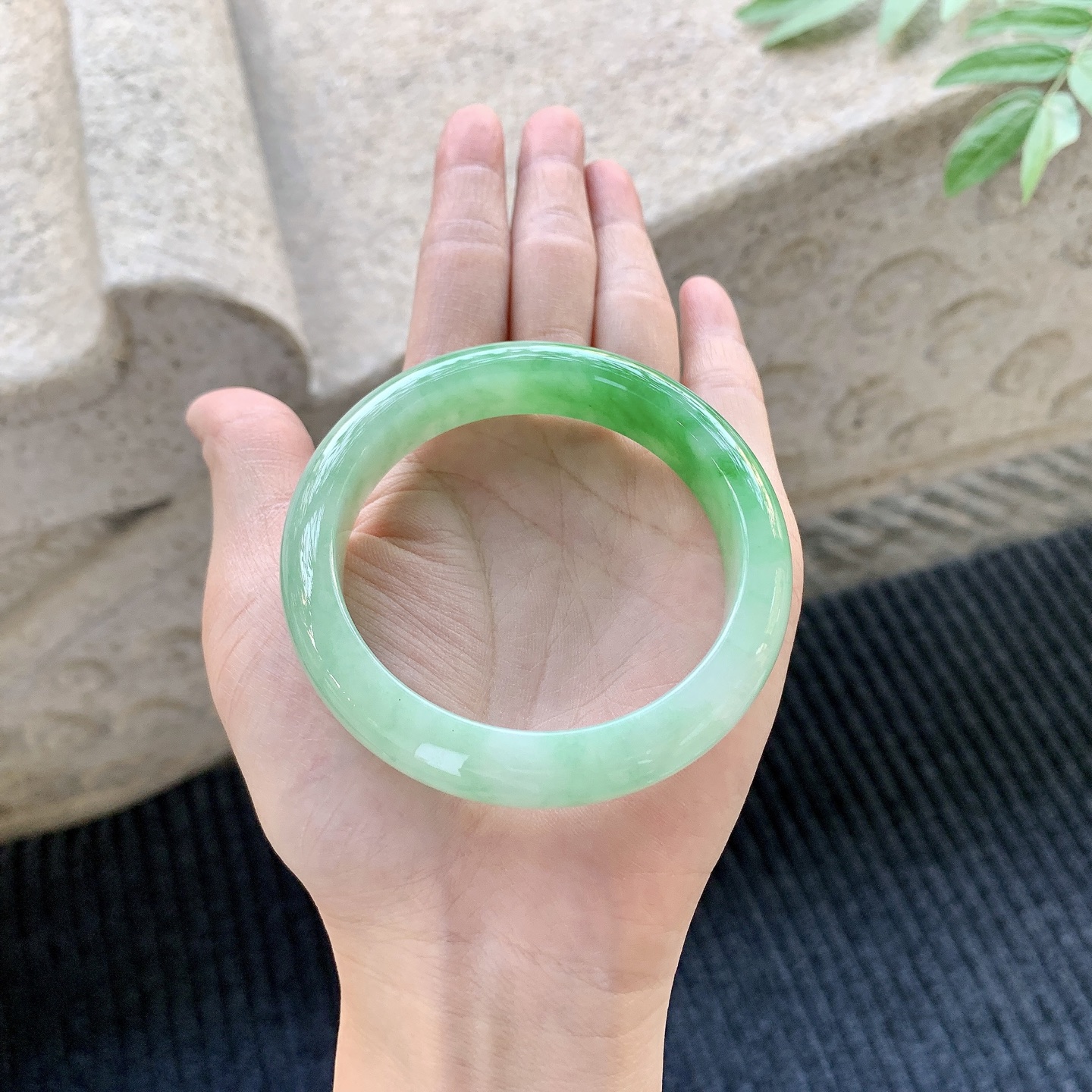 正圈55 56 圈口56/12.7/8.5 糯冰飘绿，水润，种老，细腻，无裂A1011265