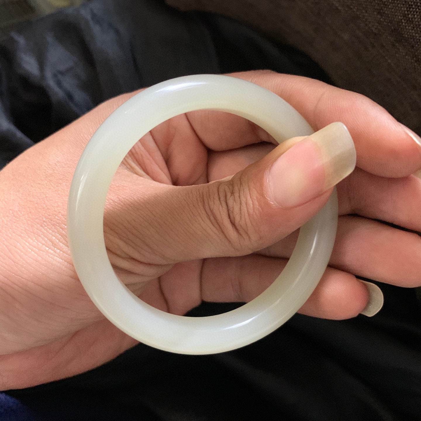 53圈口和田玉羊脂白手镯，和田玉53圈口手镯，镯型古朴典雅。在诗情画意的雨巷相遇，你是我腕间的一抹风情，有你眸有深情.清风荡漾湖间静水，我愿俯身低眉，在烟波涟漪处寻