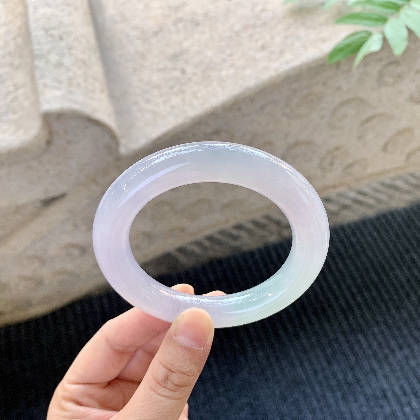 圆条54 55 圈口54.3/11.2/11.6 糯冰椿彩，水润，种老，细腻，打灯有絮线BA031271