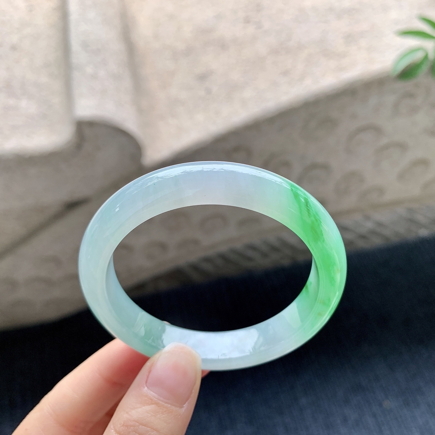 正圈50 51【圈口】51.4/10.8/7.8【编码】YT031122【描述】冰糯飘绿，水润，种老，细腻，打灯有絮线