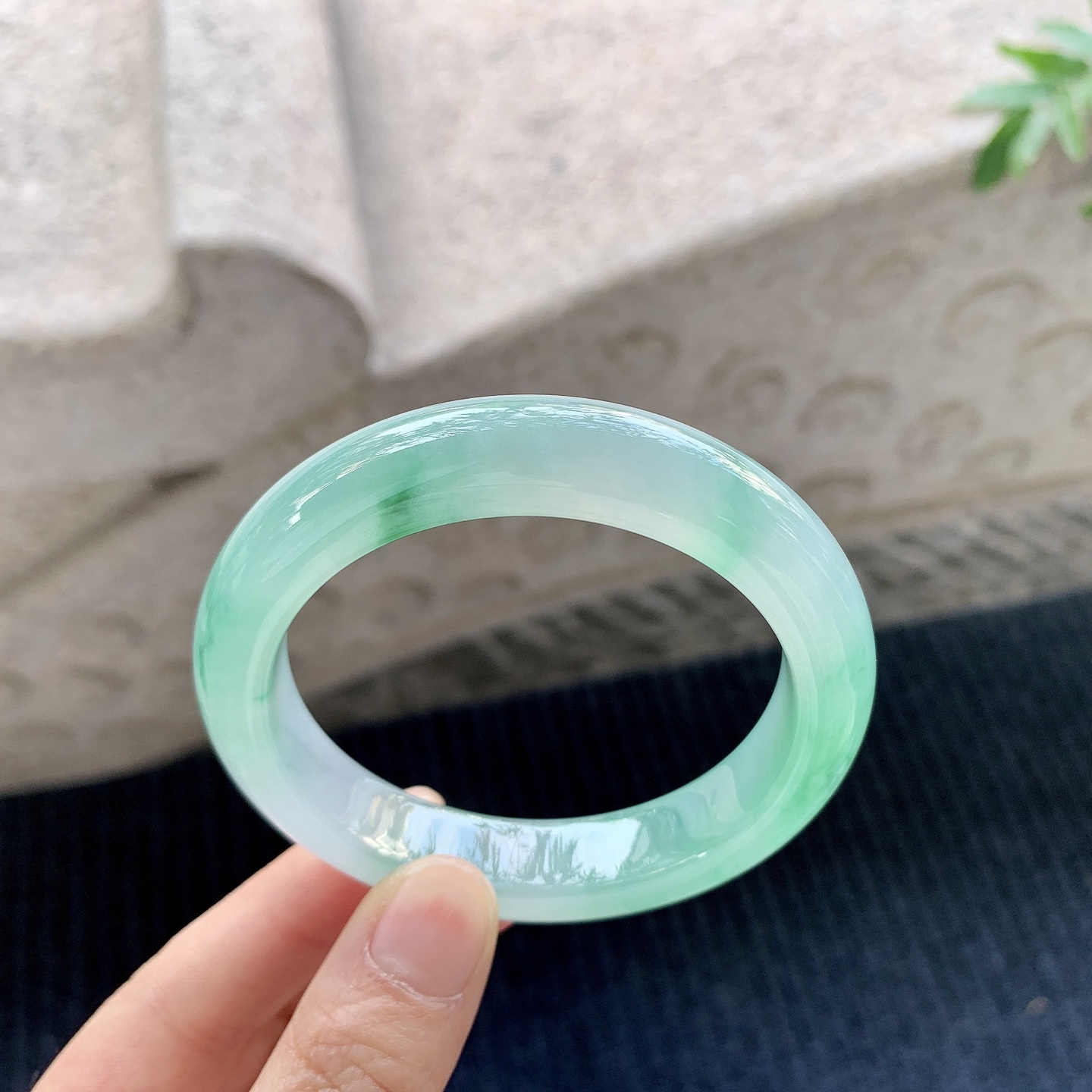 正圈53 54【圈口】54.8/12/9【编码】Q5031572【描述】冰飘绿，清透，水润，种老，细腻，打灯有絮线