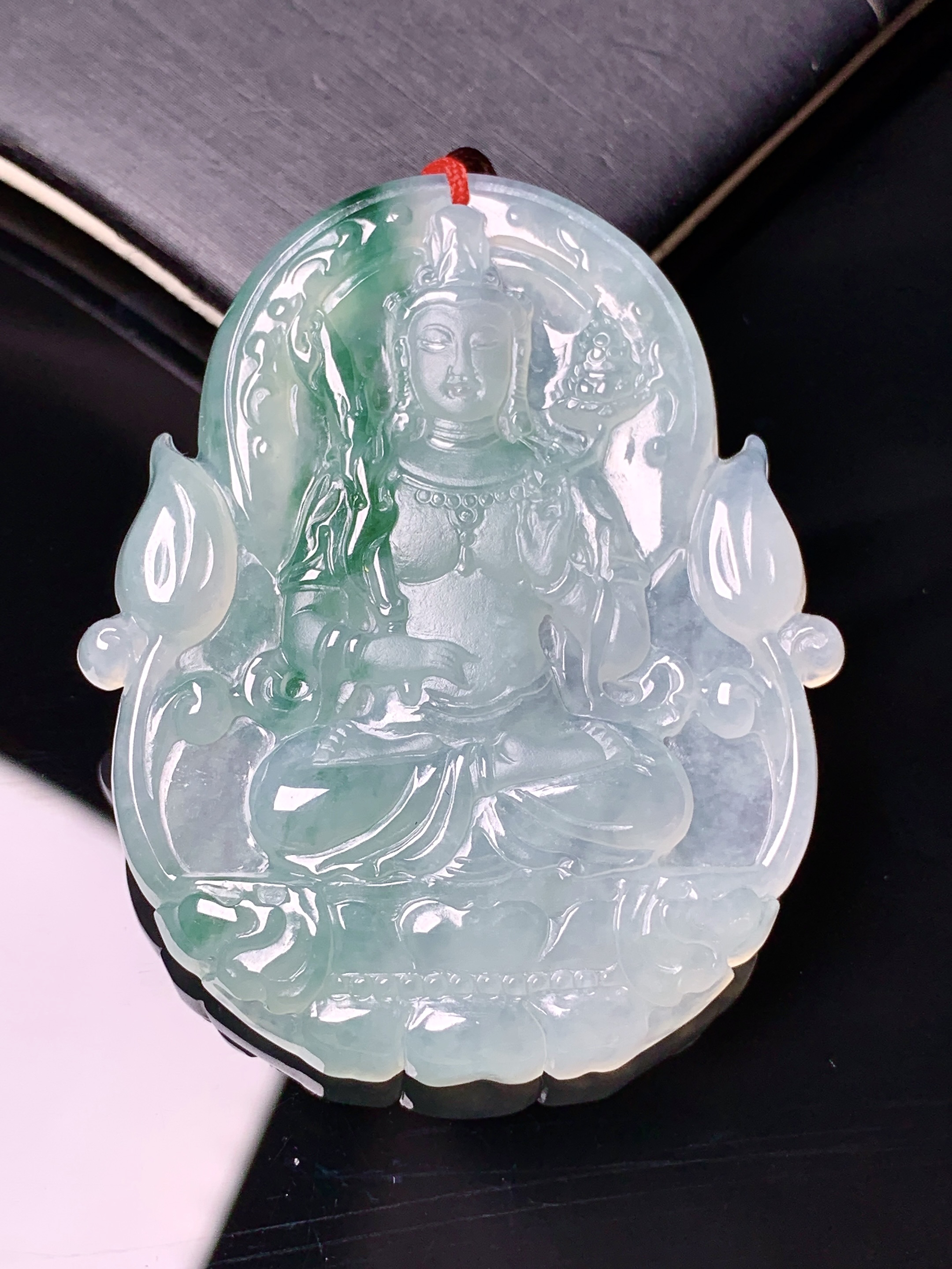 飘绿观音菩萨吊坠 玉质细腻 色泽艳丽清新 水润亮眼 整体尺寸50*41.5*5.3b2