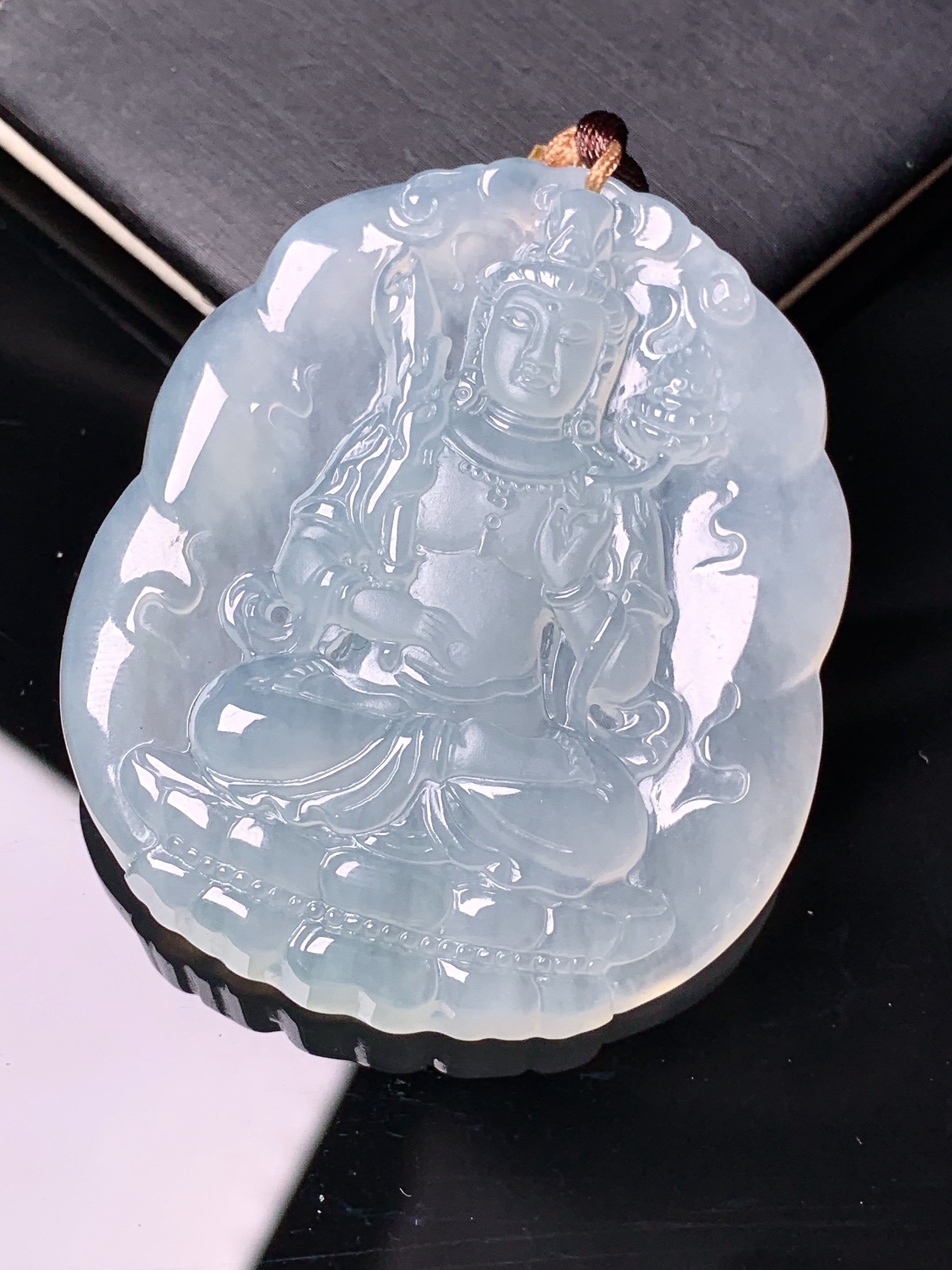 冰种观音菩萨吊坠 玉质细腻 色泽艳丽清新 水润亮眼 整体尺寸50.8*42.6*6.3b2