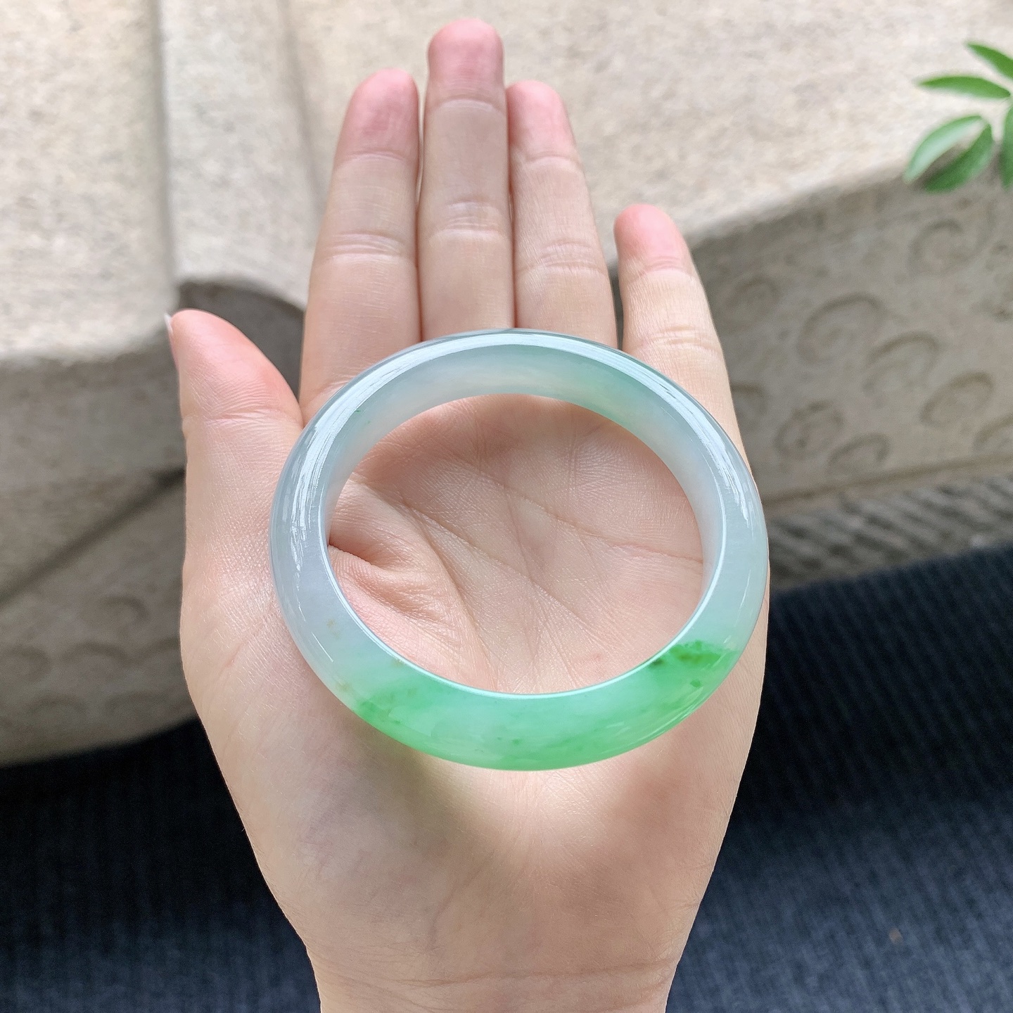 正圈50 51【圈口】51.4/10.8/7.8【编码】YT031122【描述】冰糯飘绿，水润，种老，细腻，打灯有絮线