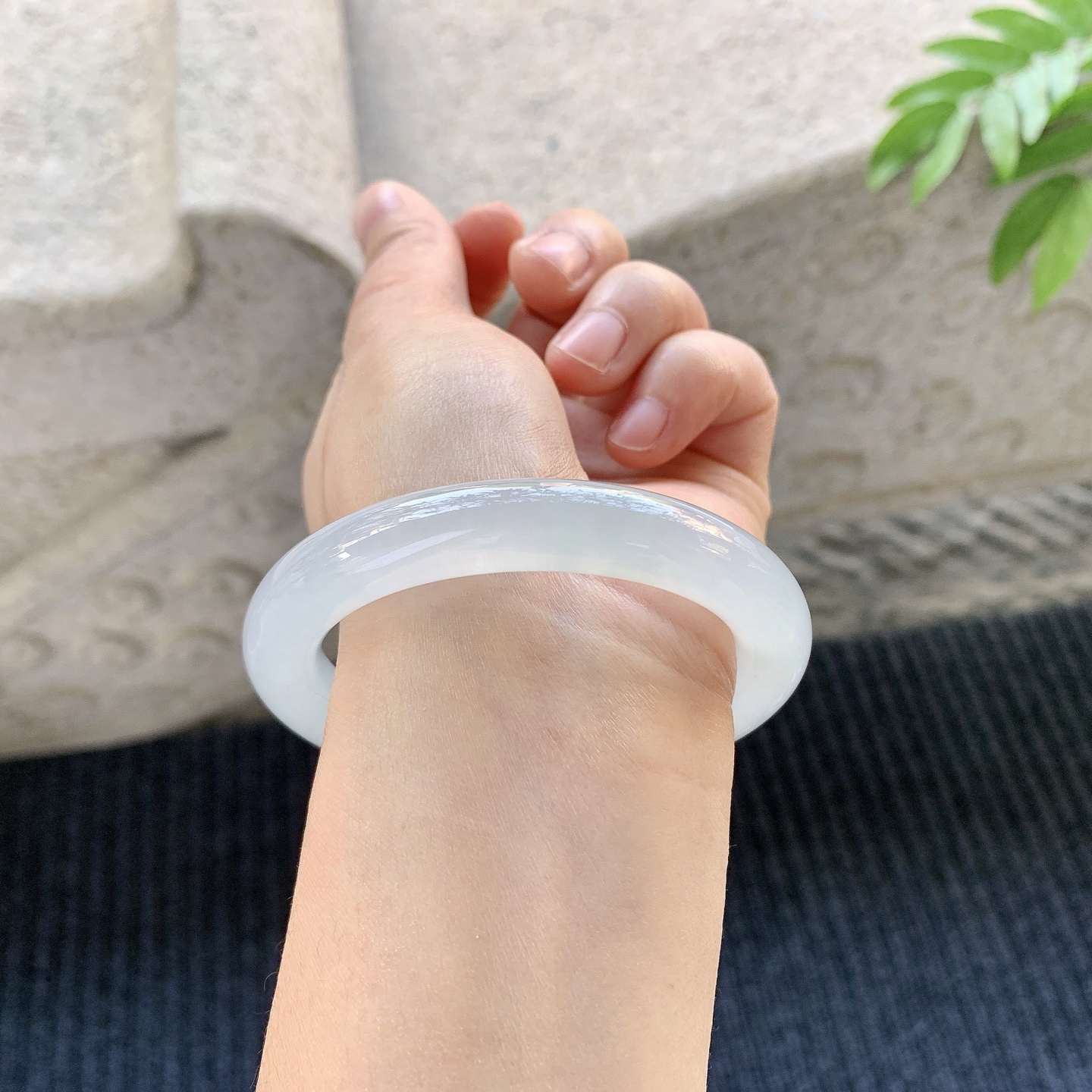 圆条53 54，圈口54.5/10/9.6，编码A1080671，描述：冰糯底色，清透，水润，种老，细腻，打灯有棉根