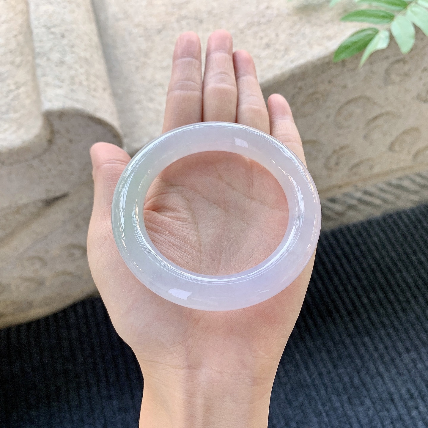 圆条54 55 圈口54.3/11.2/11.6 糯冰椿彩，水润，种老，细腻，打灯有絮线BA031271