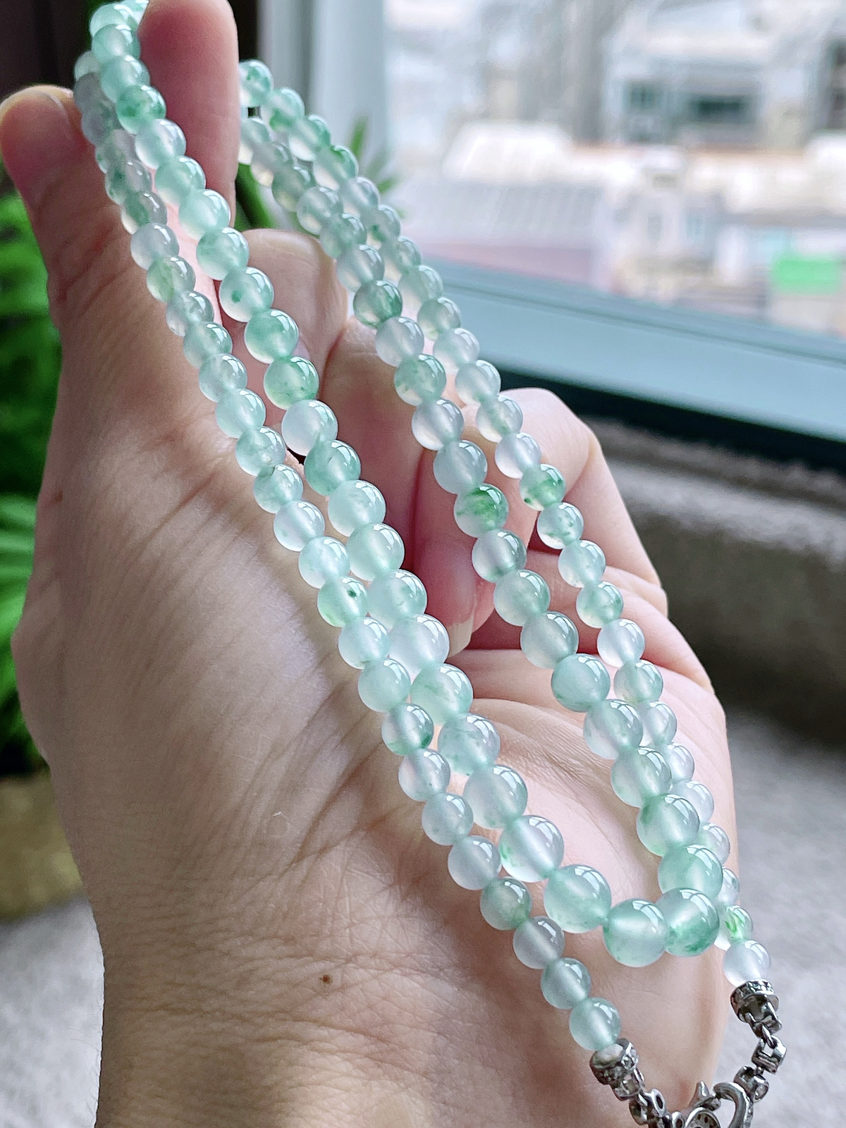 【珠子】冰飘花珠链圆珠珠子珠链
【说明】缅料 性价比高  
【尺寸】5.4-4.4mm，30cm..