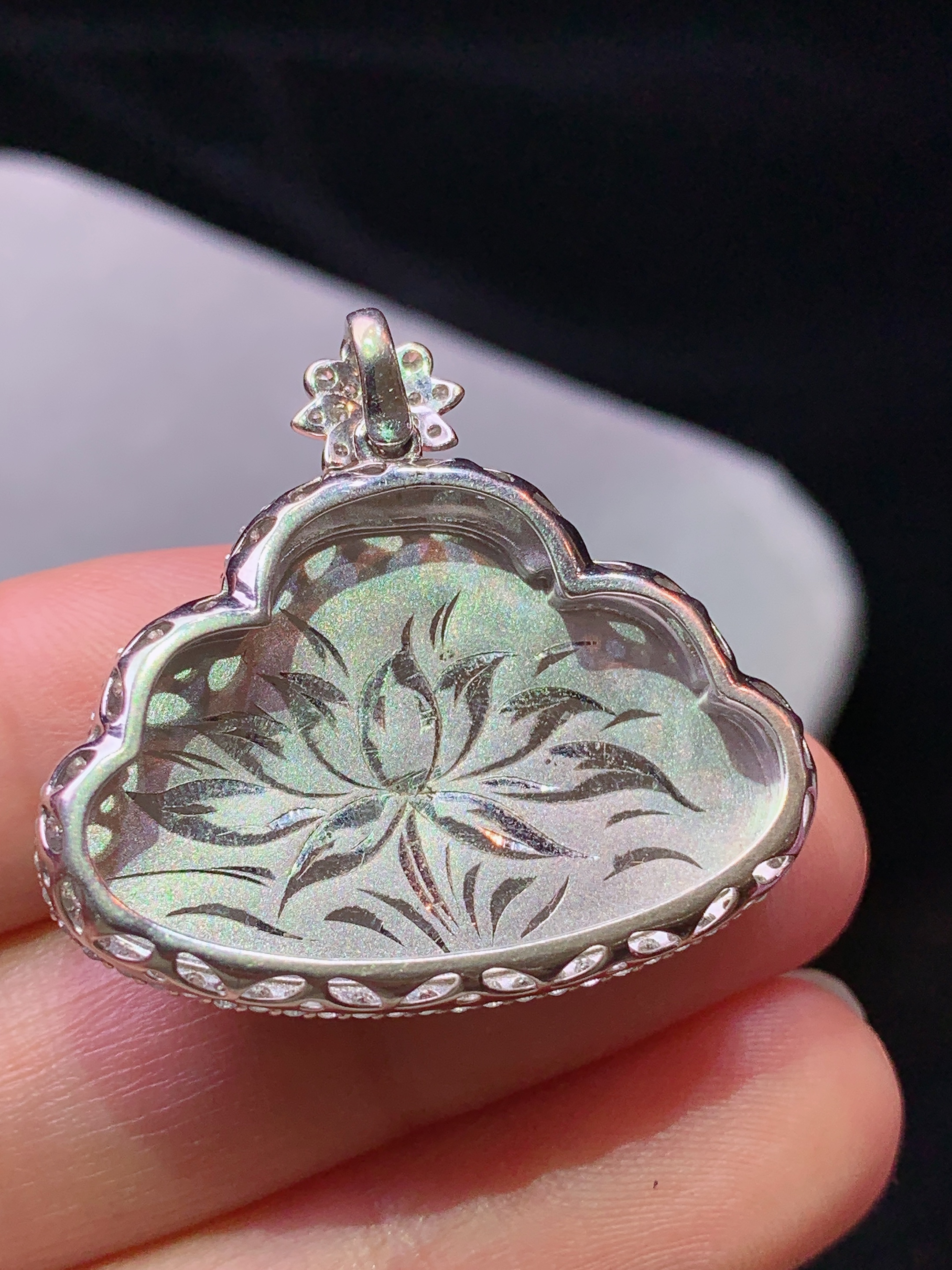 18k金钻镶嵌满绿佛公吊坠 玉质细腻 色泽艳丽清新 水润亮眼 整体尺寸29.2*31.3*7.2j3