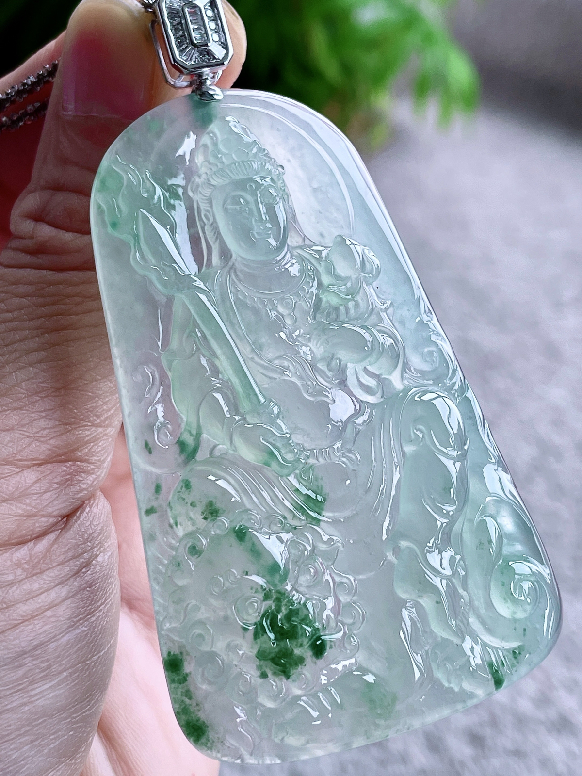 【镶嵌】高冰飘花文殊菩萨牌吊坠  
【说明】缅料 18k金镶嵌 性价比高  
【整体】80.7
【裸石】70-43-6.6