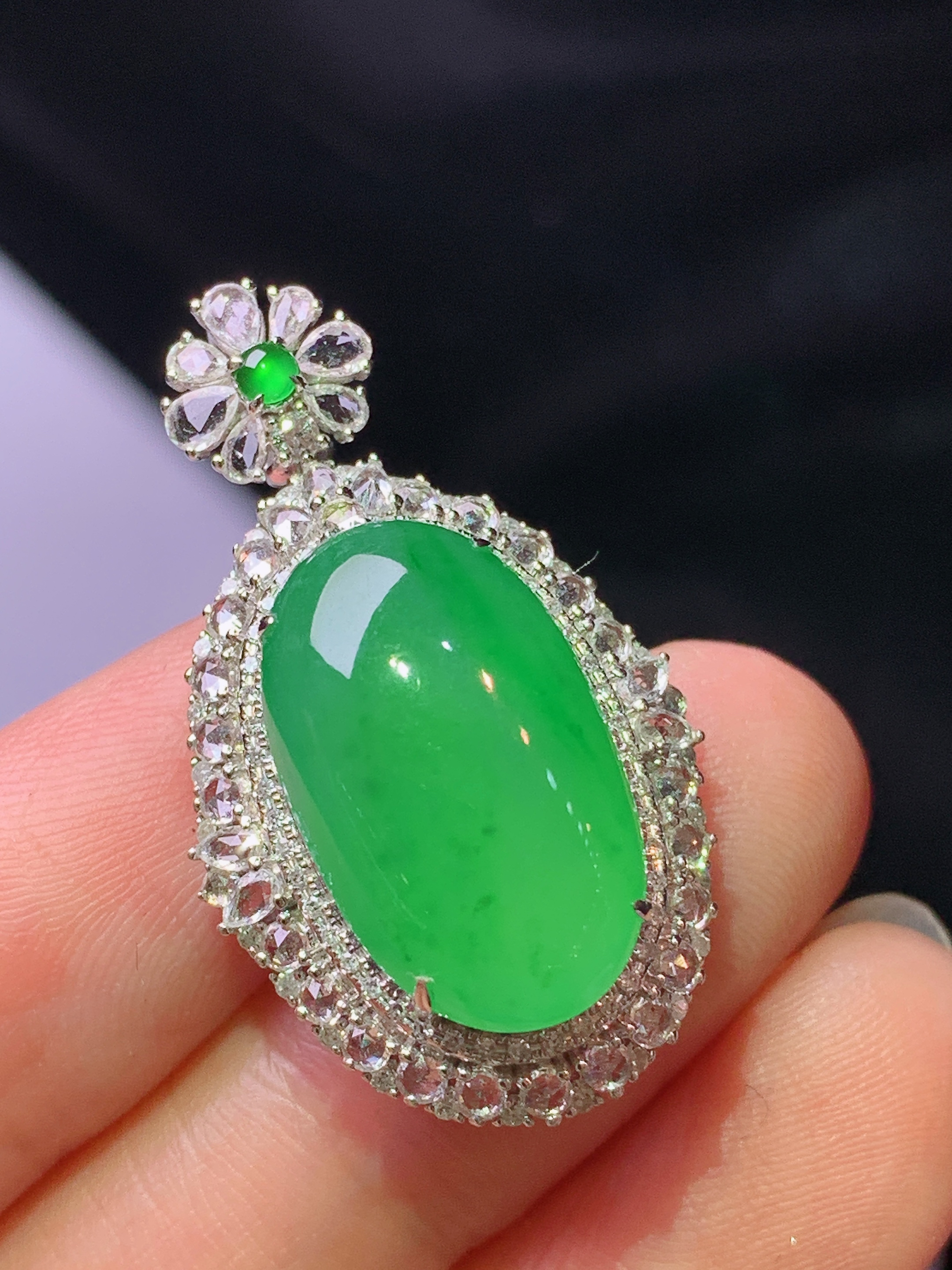 18k金钻镶嵌满绿蛋面吊坠 玉质细腻 色泽艳丽清新 水润亮眼 整体尺寸32*18.5*12c5