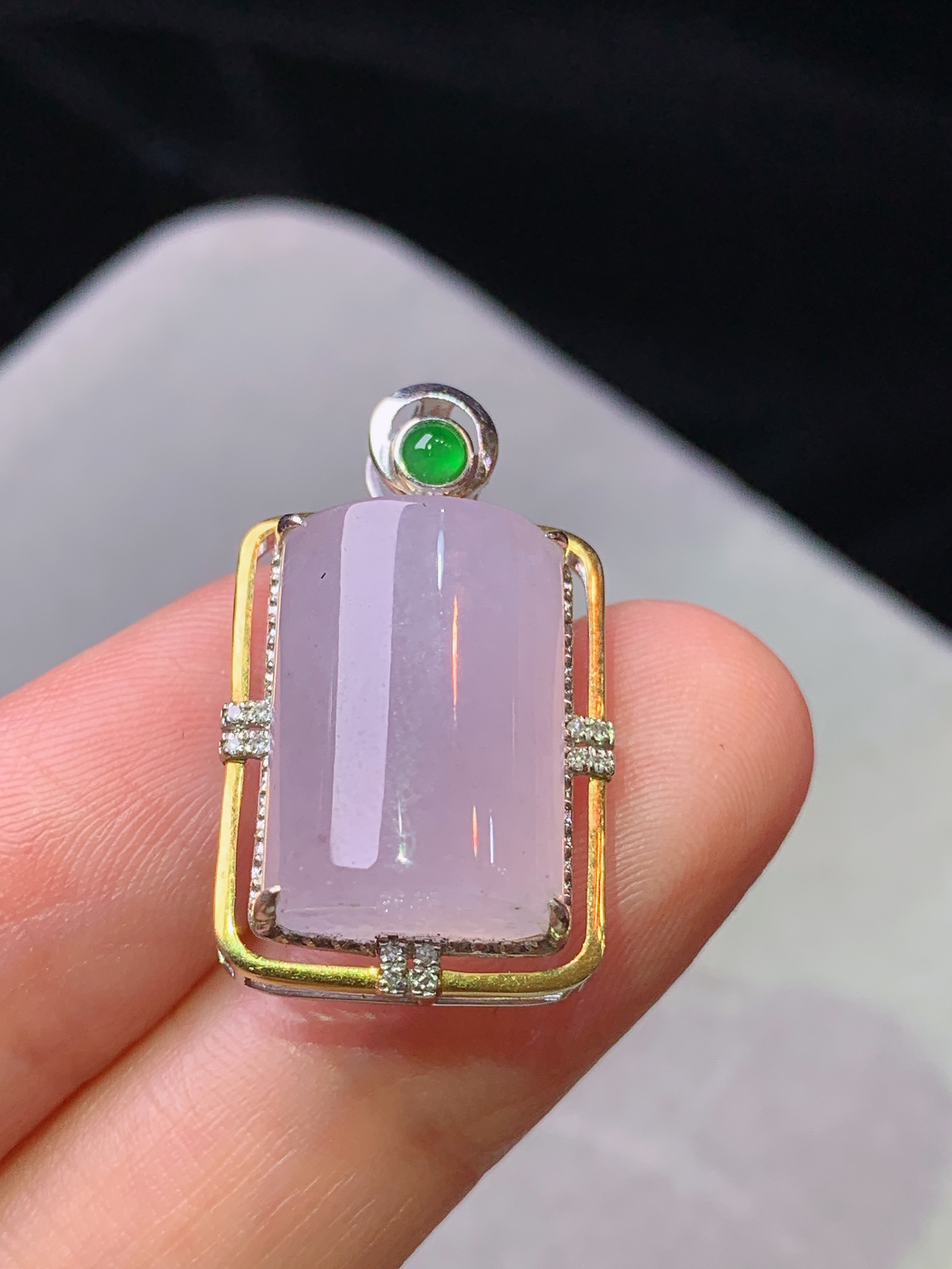 18k金钻镶嵌冰种粉紫罗兰玉柱吊坠 玉质细腻 色泽艳丽清新 水润亮眼 整体尺寸25.5*15.2*8x5