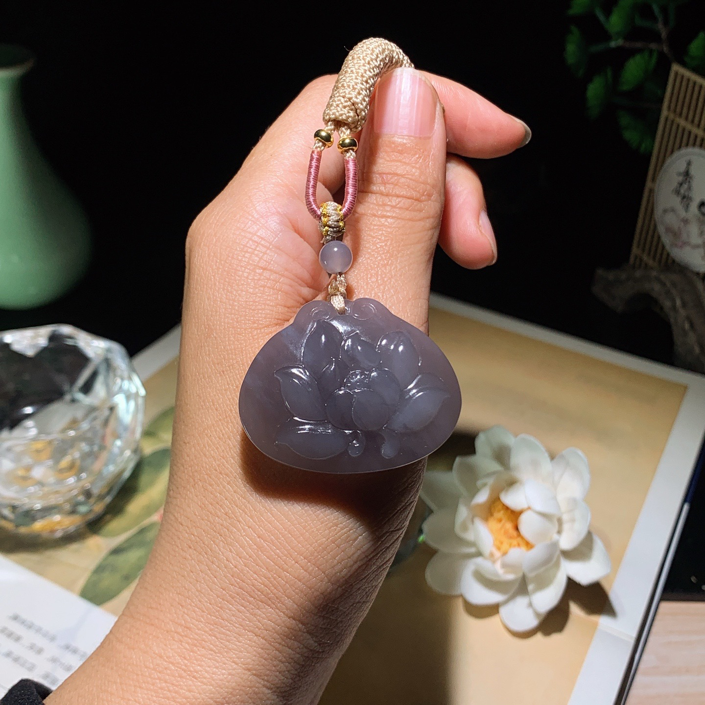 和田玉青海料烟紫花开富贵挂件。尺寸32/39:10重21.5克。玉质细腻油润。手推出油。佩戴高端典雅。lt260410