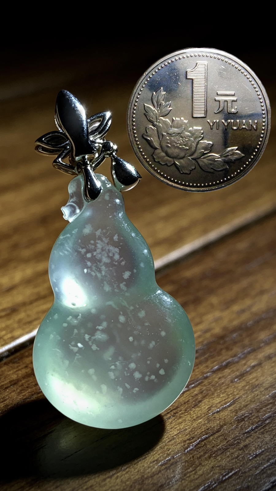 【福禄·清福】
木那雪花料精品葫芦，
裸石34.5-21.2-9.5mm，
18K金，南非钻，翡翠绿水滴，11.26g，
不配链