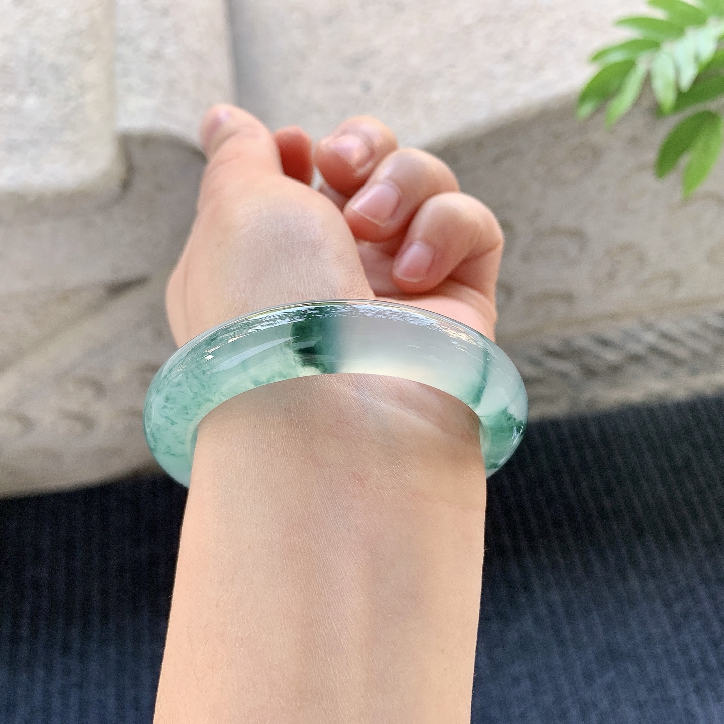 正圈50 51【圈口】51/11.1/8.6【编码】A1011260【描述】冰种飘花，清透，水润，种老，细腻，无裂