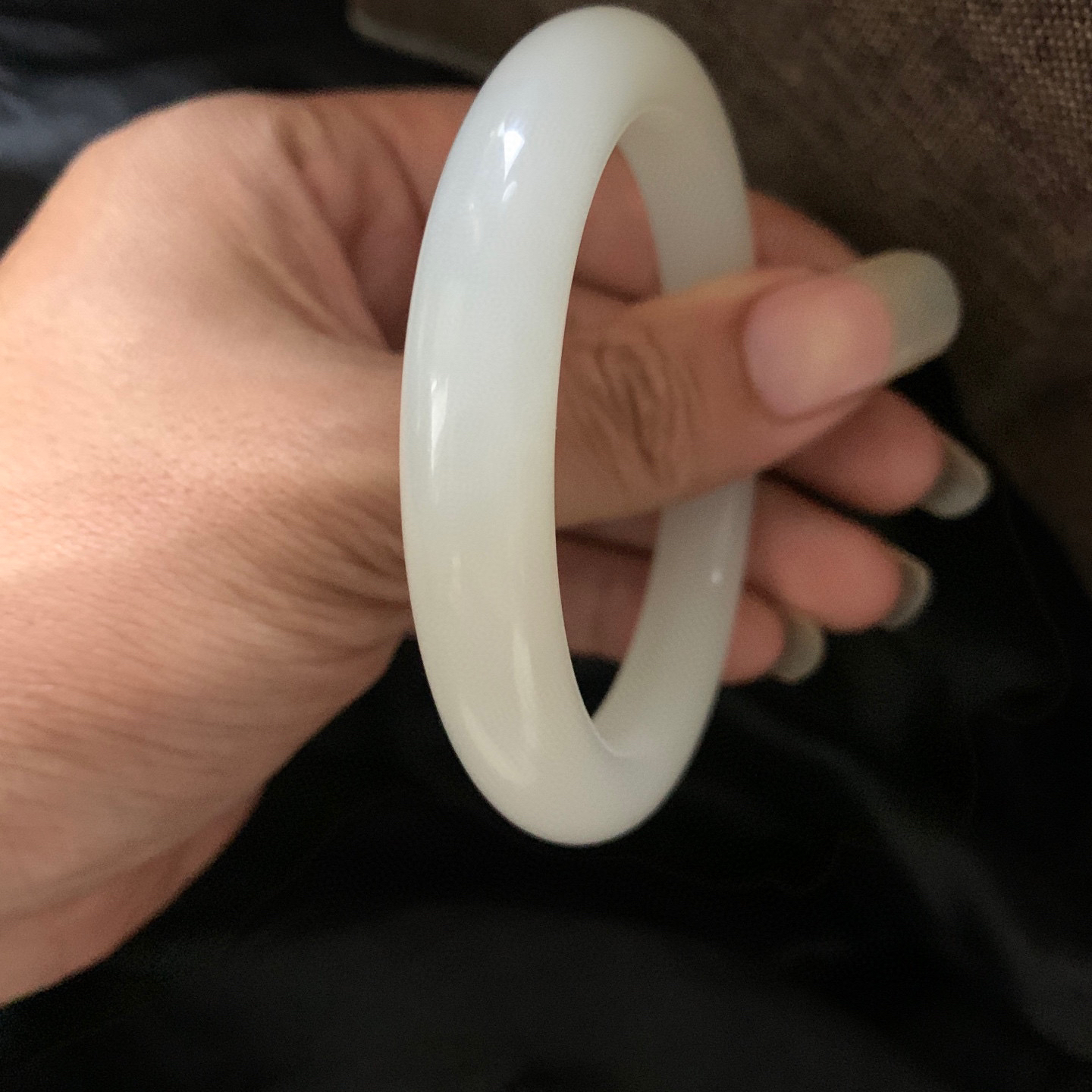 58.5圈口和田玉羊脂白玉手镯，和田玉58.5圈口手镯，镯型古朴典雅。在诗情画意的雨巷相遇，你是我腕间的一抹风情，有你眸有深情.清风荡漾湖间静水，我愿俯身低眉，在烟波涟漪处寻