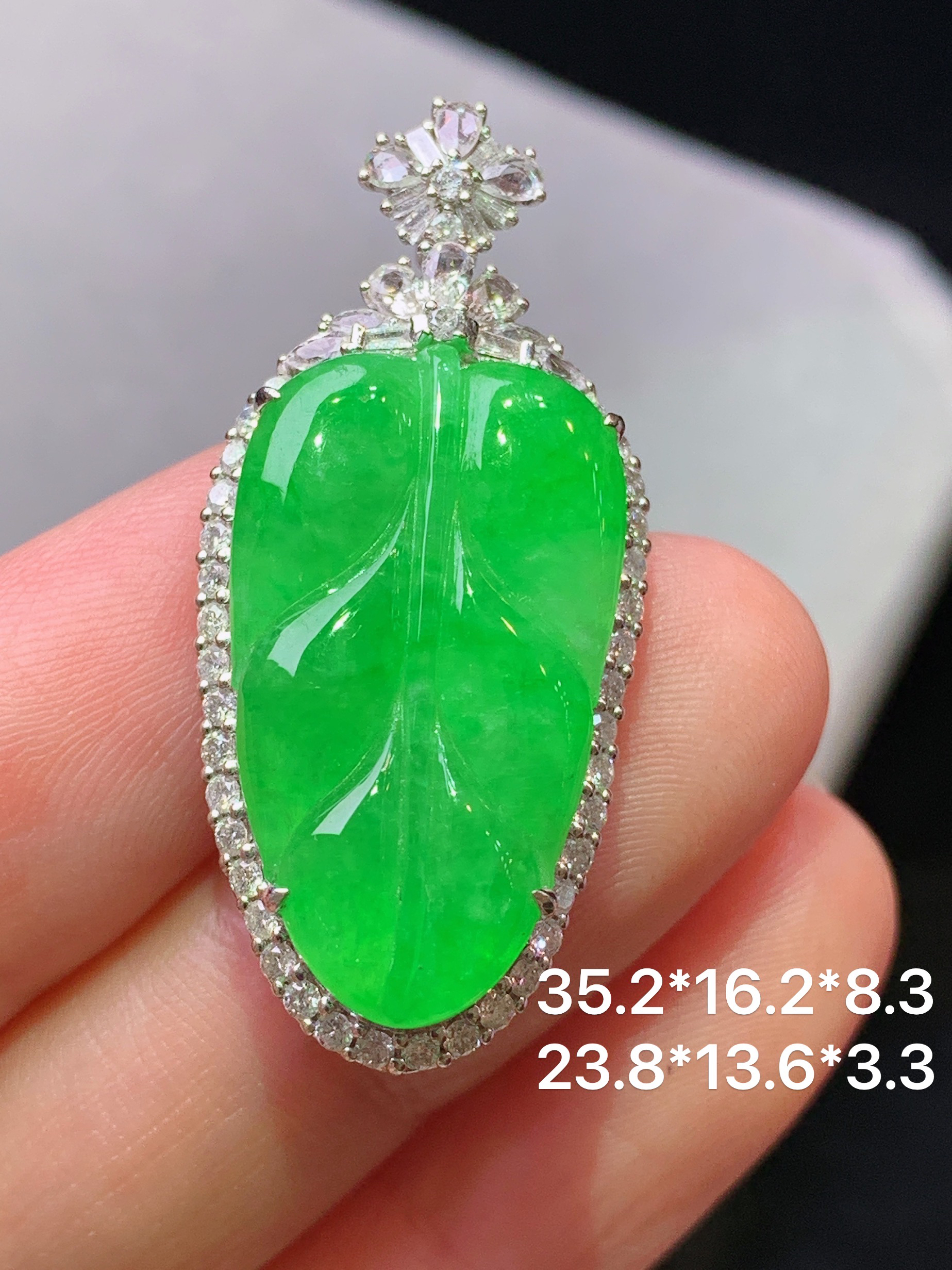 18k金钻镶嵌满绿树叶吊坠 玉质细腻 色泽艳丽清新 水润亮眼 整体尺寸35.2*16.2*8.2j3