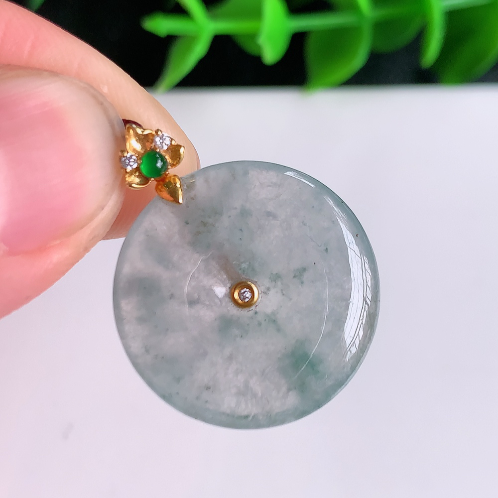 18k金扣冰润飘花平安扣吊坠，厚装饱满，冰润剔透，细腻水足，种质润泽，飘花灵动，佩戴优雅大气，W01