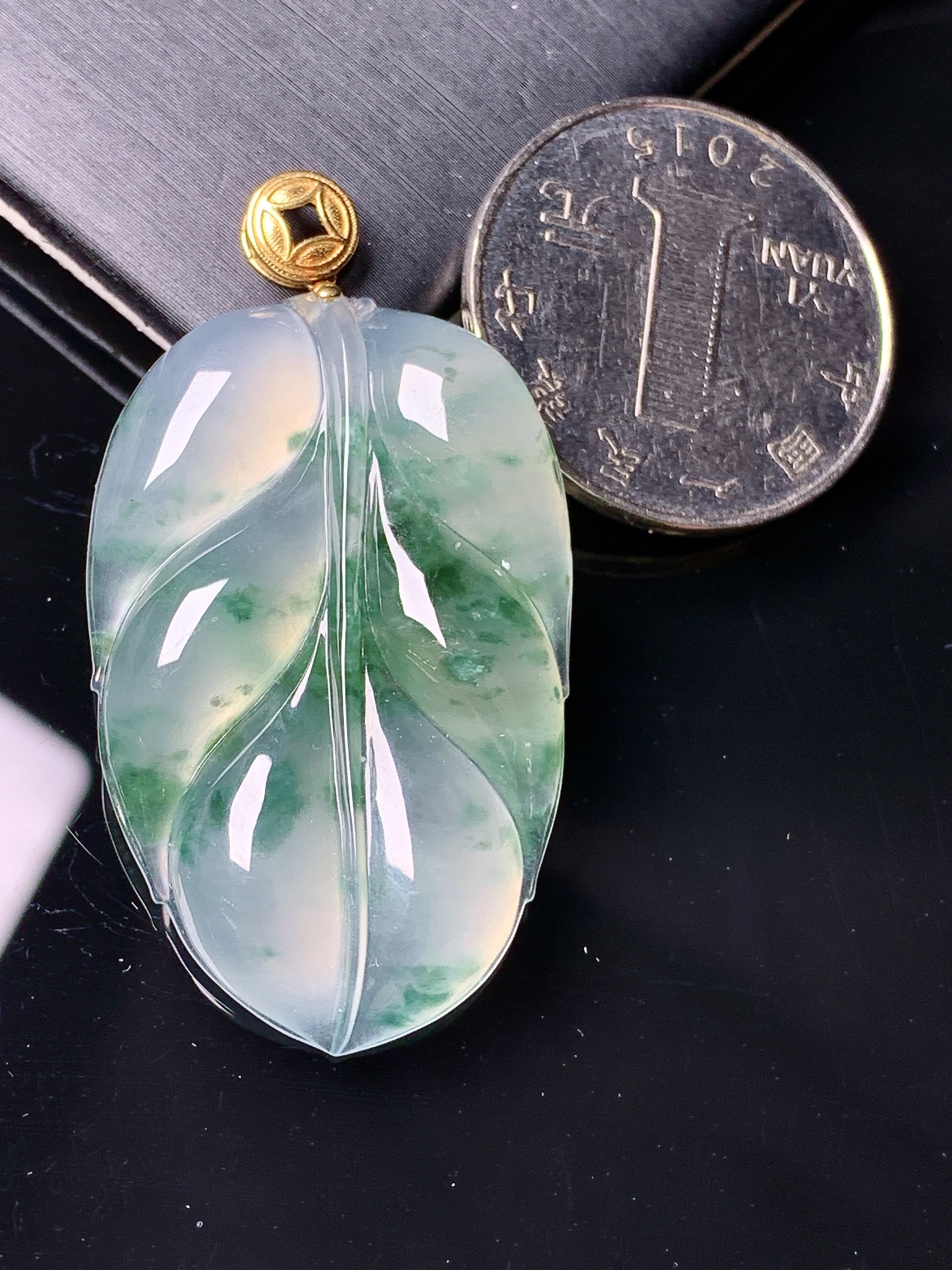 18k金镶嵌冰种飘绿树叶吊坠 玉质细腻 色泽艳丽清新 水润亮眼 整体尺寸46.5*24.7*5.8m1