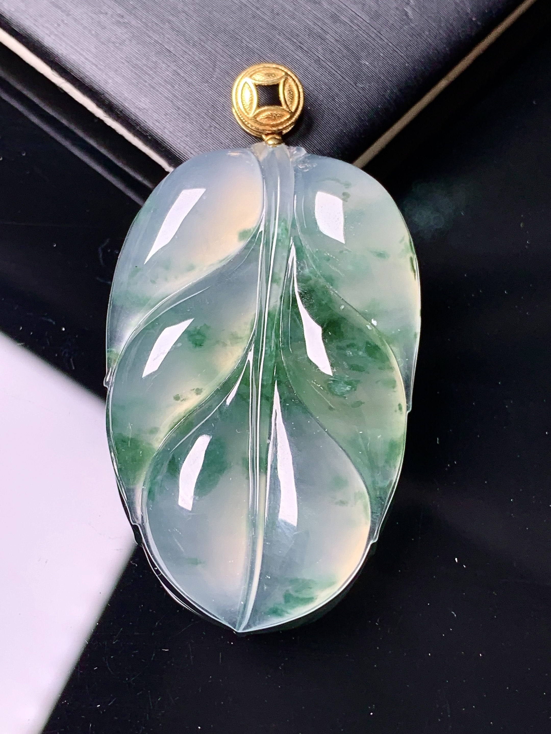 18k金镶嵌冰种飘绿树叶吊坠 玉质细腻 色泽艳丽清新 水润亮眼 整体尺寸46.5*24.7*5.8m1