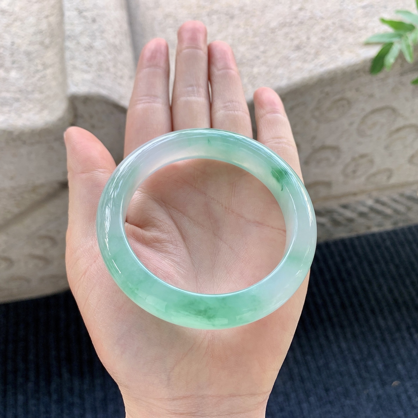 正圈53 54【圈口】54.8/12/9【编码】Q5031572【描述】冰飘绿，清透，水润，种老，细