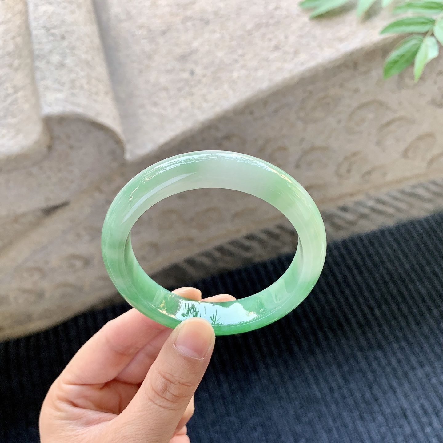 正圈55 56【圈口】56/12.7/8.2【编码】A1011163【描述】冰糯辣绿，水润，种老，细腻，无裂